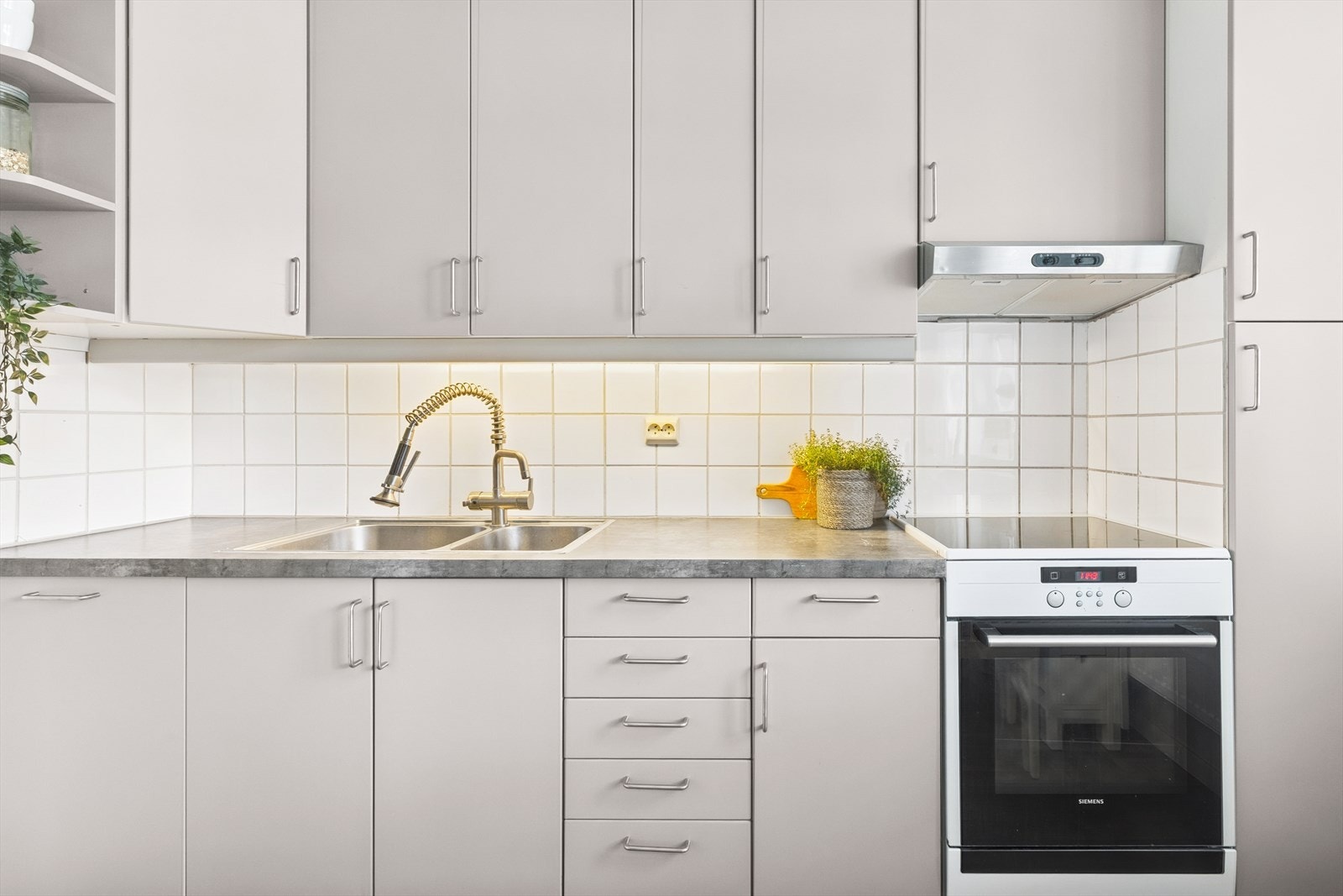 Vegger over benkeplate har fliser, praktisk ved matlaging. Galleribilde