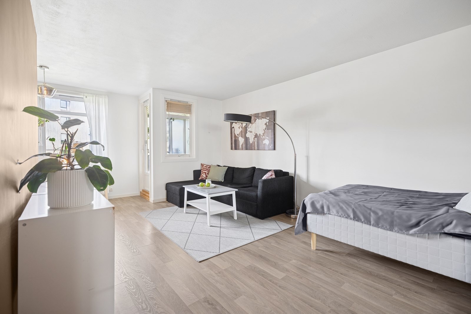 Stuen har laminatgulv og lyse, malte overflater som skaper en lun og innbydende atmosfære. Galleribilde