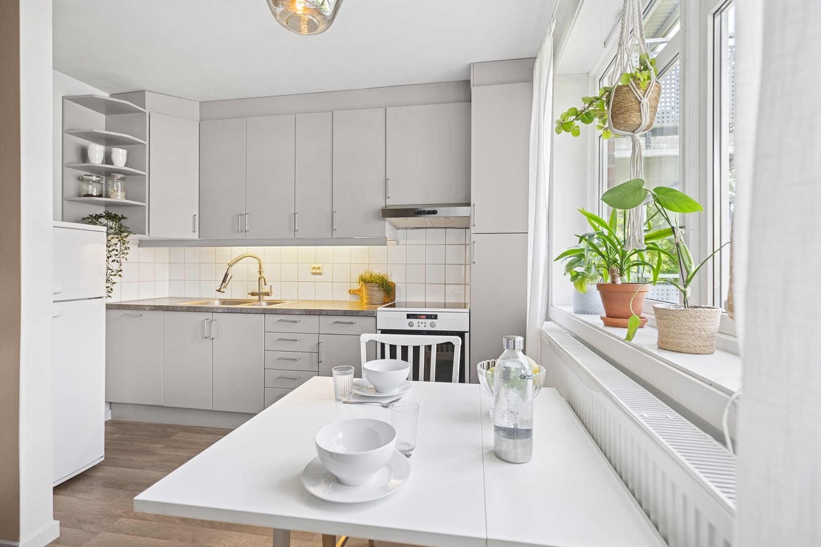 Her er en koselig spiseplass ved vinduet. Galleribilde