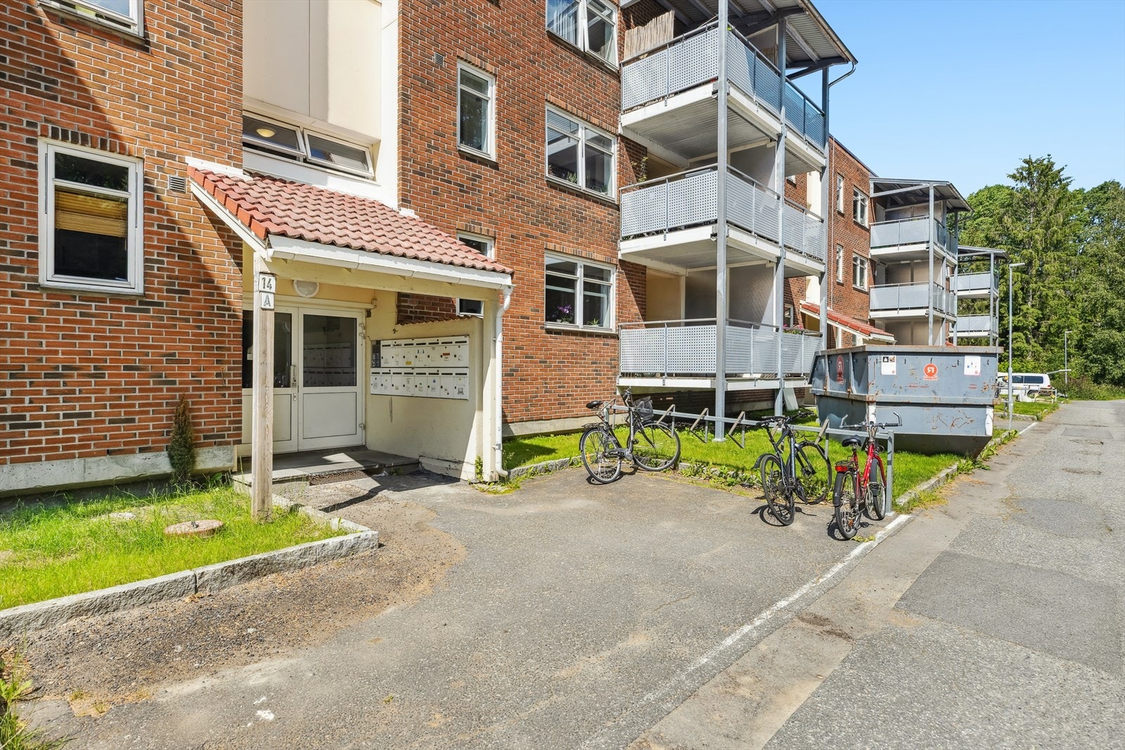 Fellesarealene er opparbeidet med gressplener, diverse beplantning, asfalterte interne veier og biloppstillingsplasser, samt utendørs sittegruppe perfekt til grilling eller sammenkomster Galleribilde