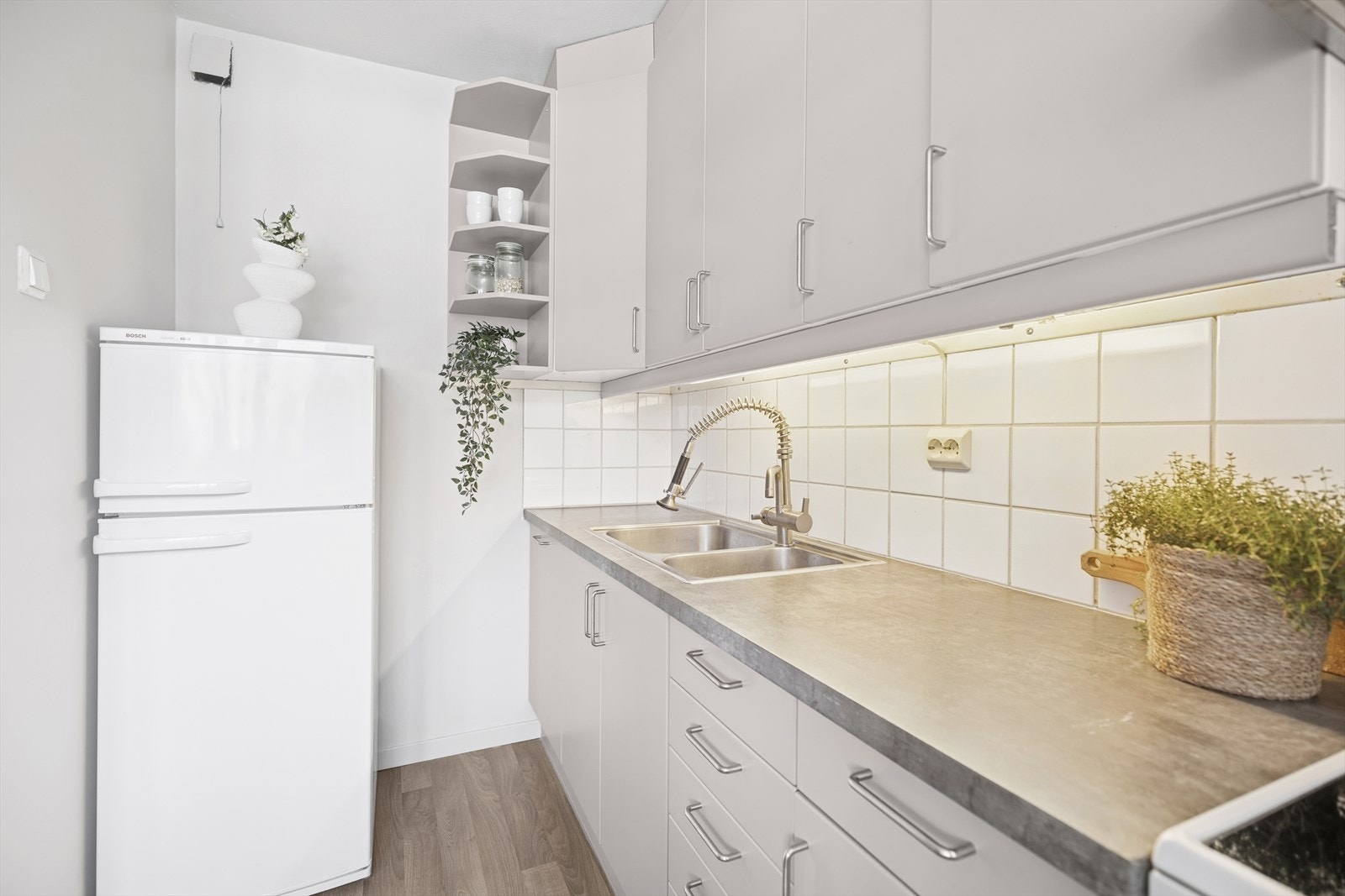 Her er det godt med skap- og benkeplass. Galleribilde