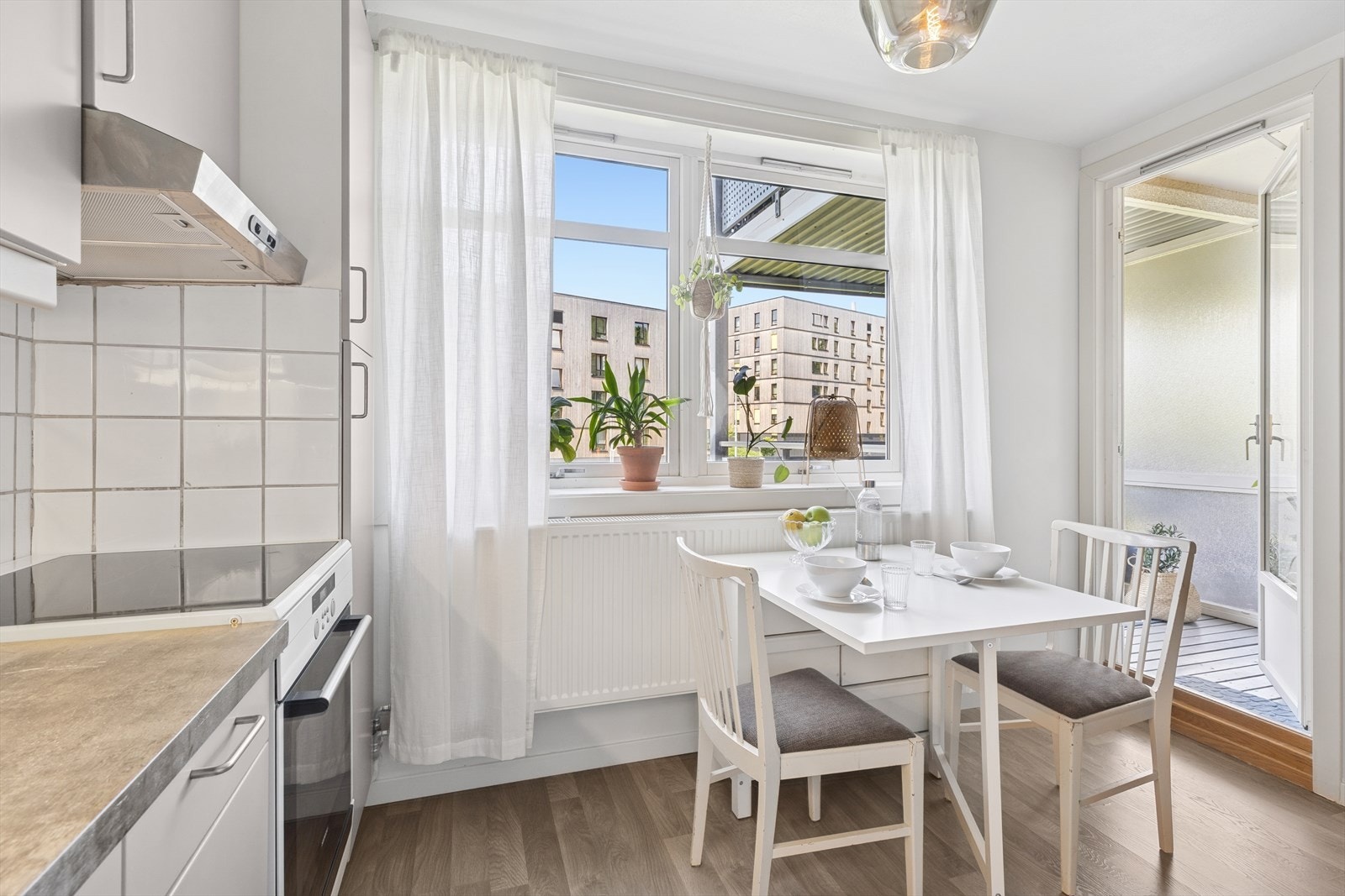 Herfra er det utgang til en solrik balkong som fungerer som en forlengelse av stuen på varme sommerdager. Galleribilde