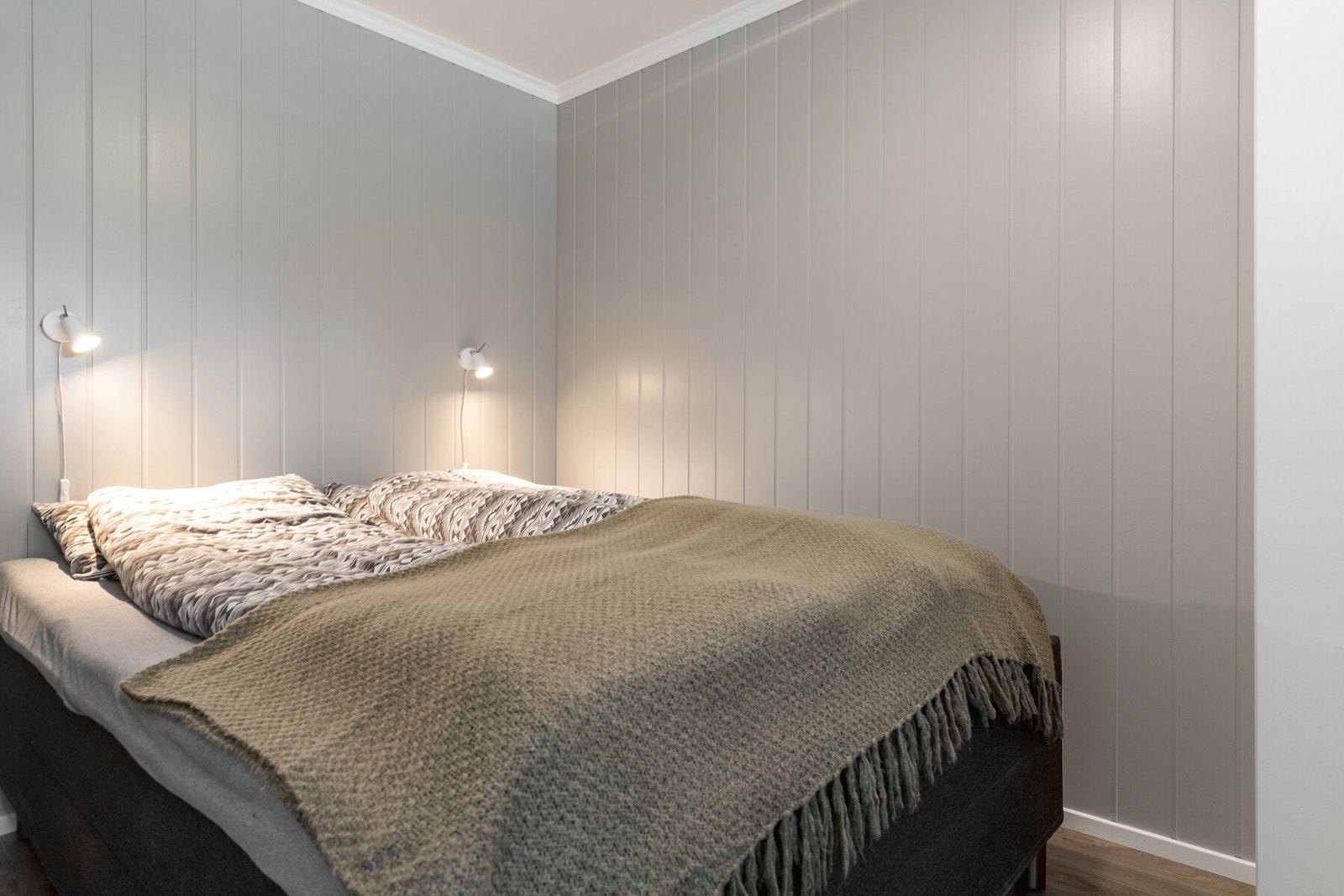 Soverom innredet med dobbeltseng. Galleribilde