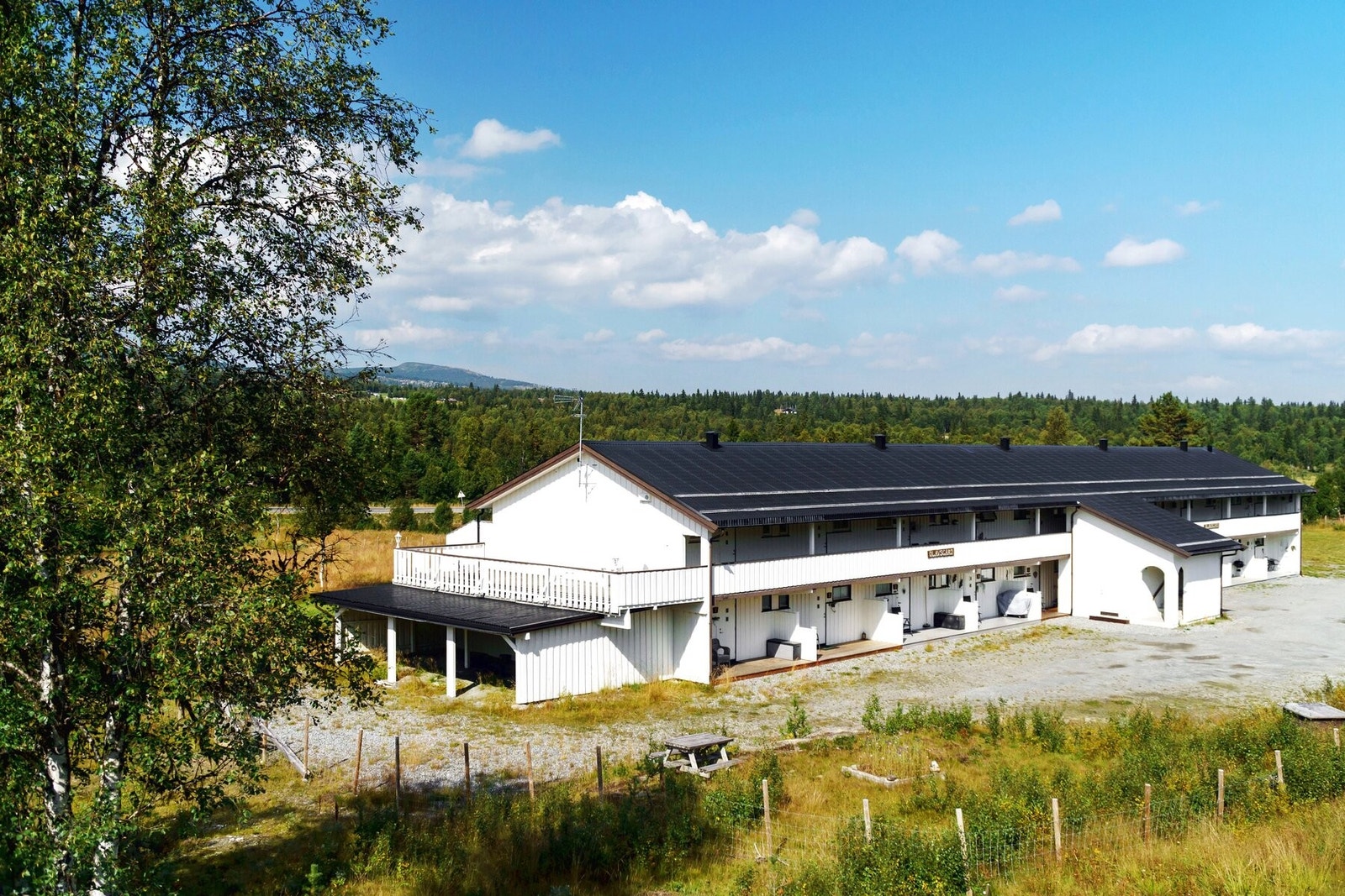 Her er det fine turområder og aktiviteter året rundt. Det er kort vei til opparbeidede tur- og sykkelløyper, bade- og fiskevann samt flere hoteller med servering. Vinterstid er det ski inn/ut på langrenn og det er kun er kort kjøretur til alpinbakke! Galleribilde