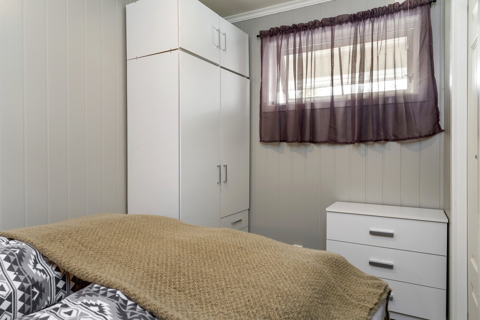 Skap og kommode som gir gode oppbevaringsmuligheter. Galleribilde