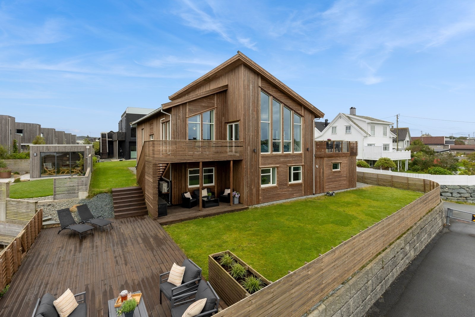 Herlig opparbeidet uteområde! Her kan man nyte lange og fine sommerkvelder. Galleribilde