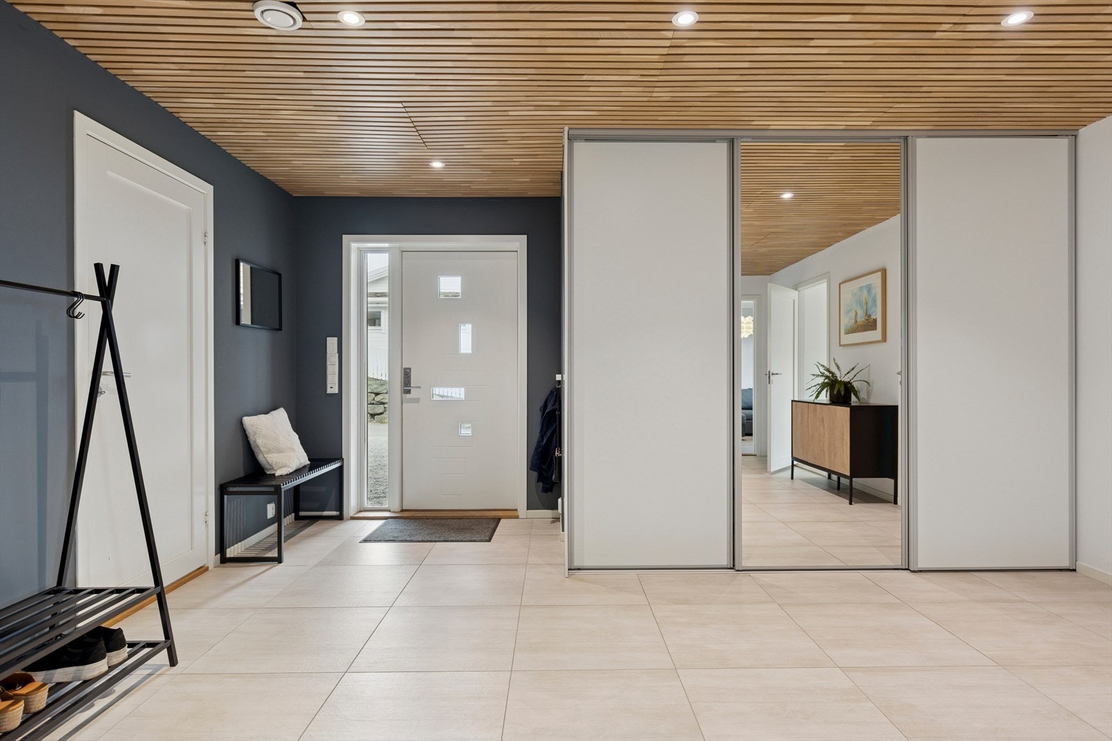 Gode muligheter for oppevaring i skyvedørsgarderobe. Galleribilde