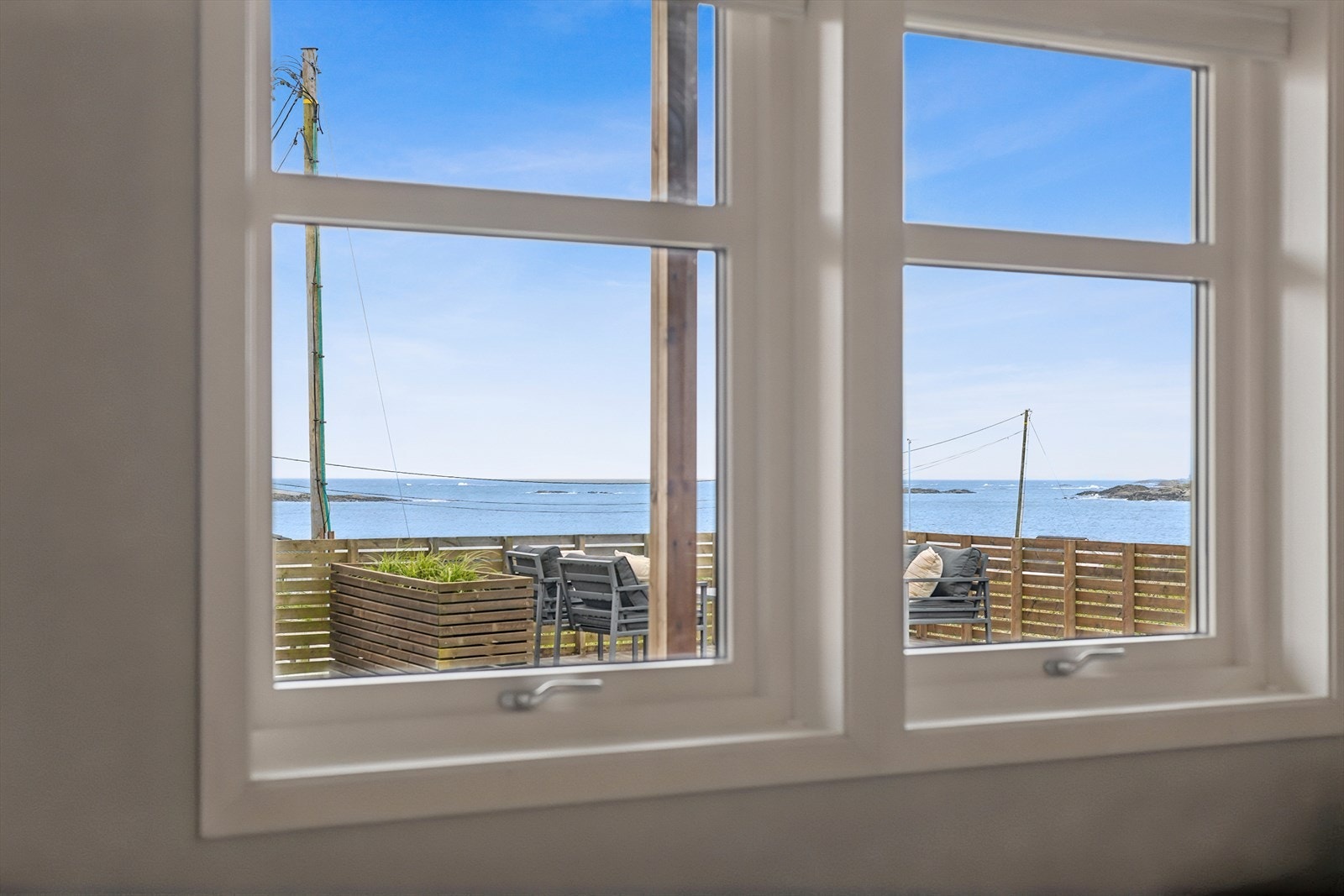 Nydelig utsikt mot sjøen fra kjellerstuen. Galleribilde