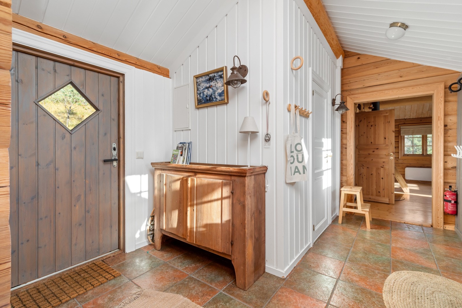 Utgangsdør også til baksiden av hytta. Galleribilde