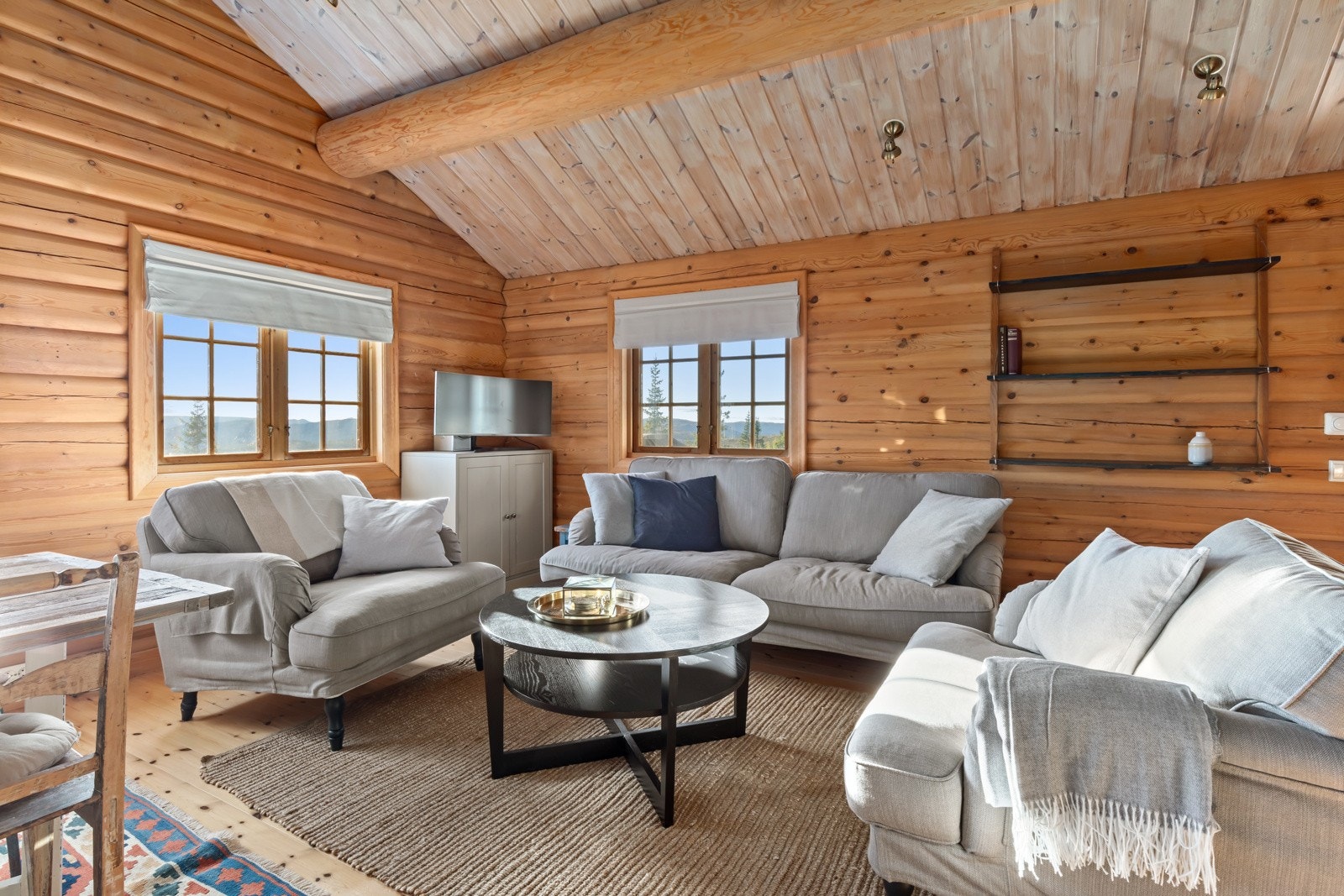 Her får du en hytte med sjarm i tradisjonell tømmer. Galleribilde