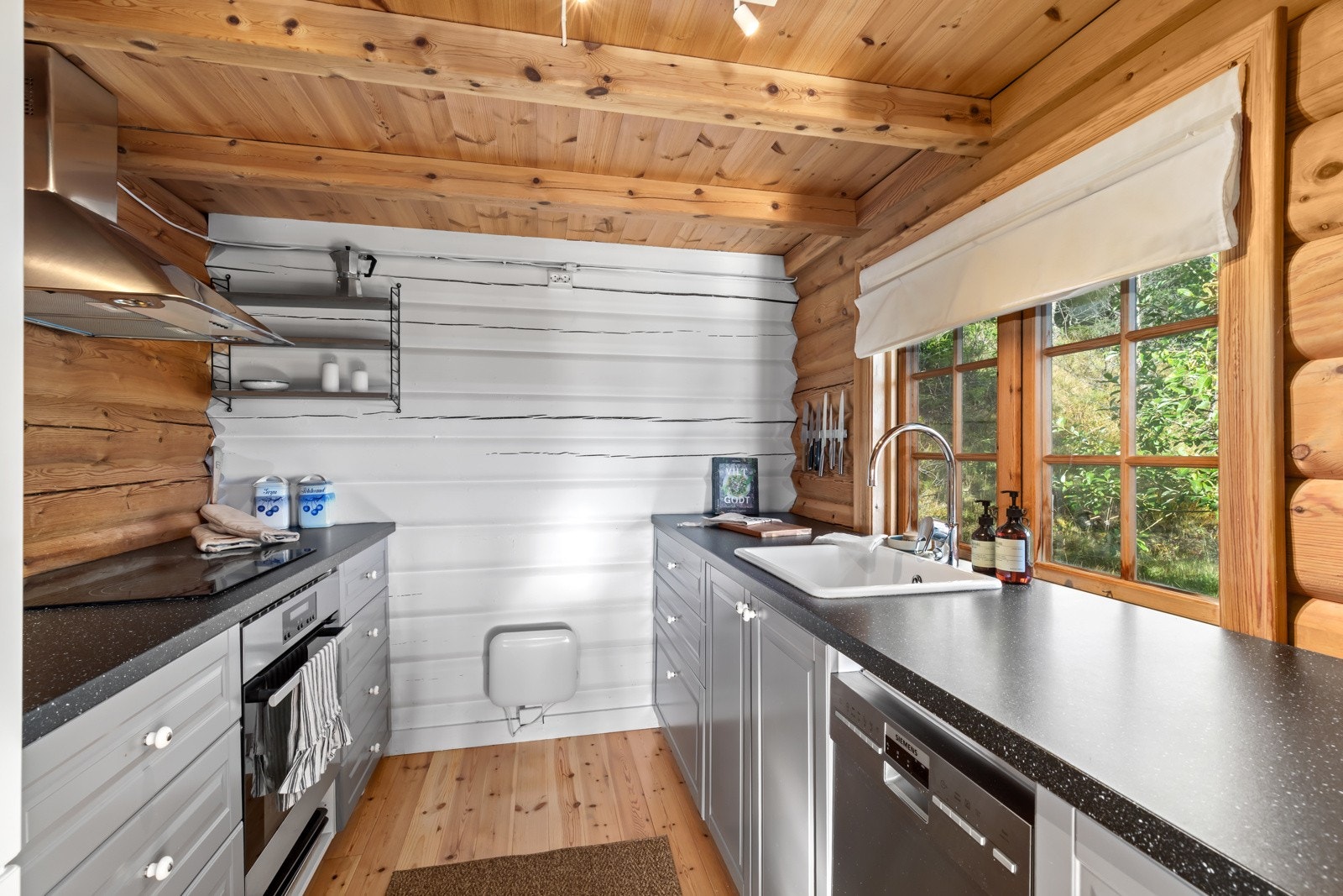 Kjøkken med profilerte fronter i en tidsriktig farge. Galleribilde