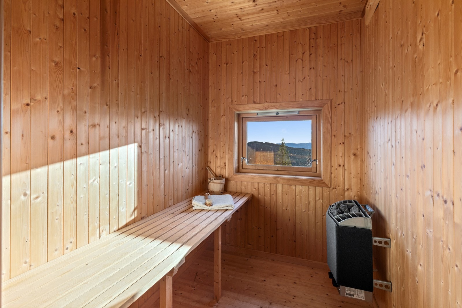 Badstue i annekset med elektrisk badstuovn og formidabel utsikt. Galleribilde