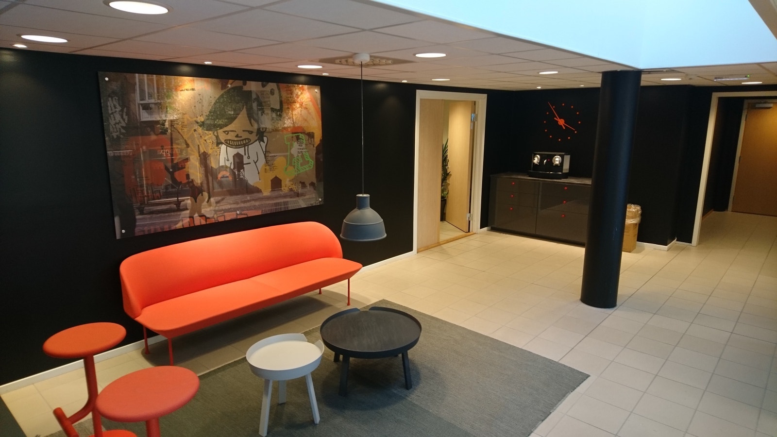 Felles lounge, med toalettsone i bakgrunnen Galleribilde