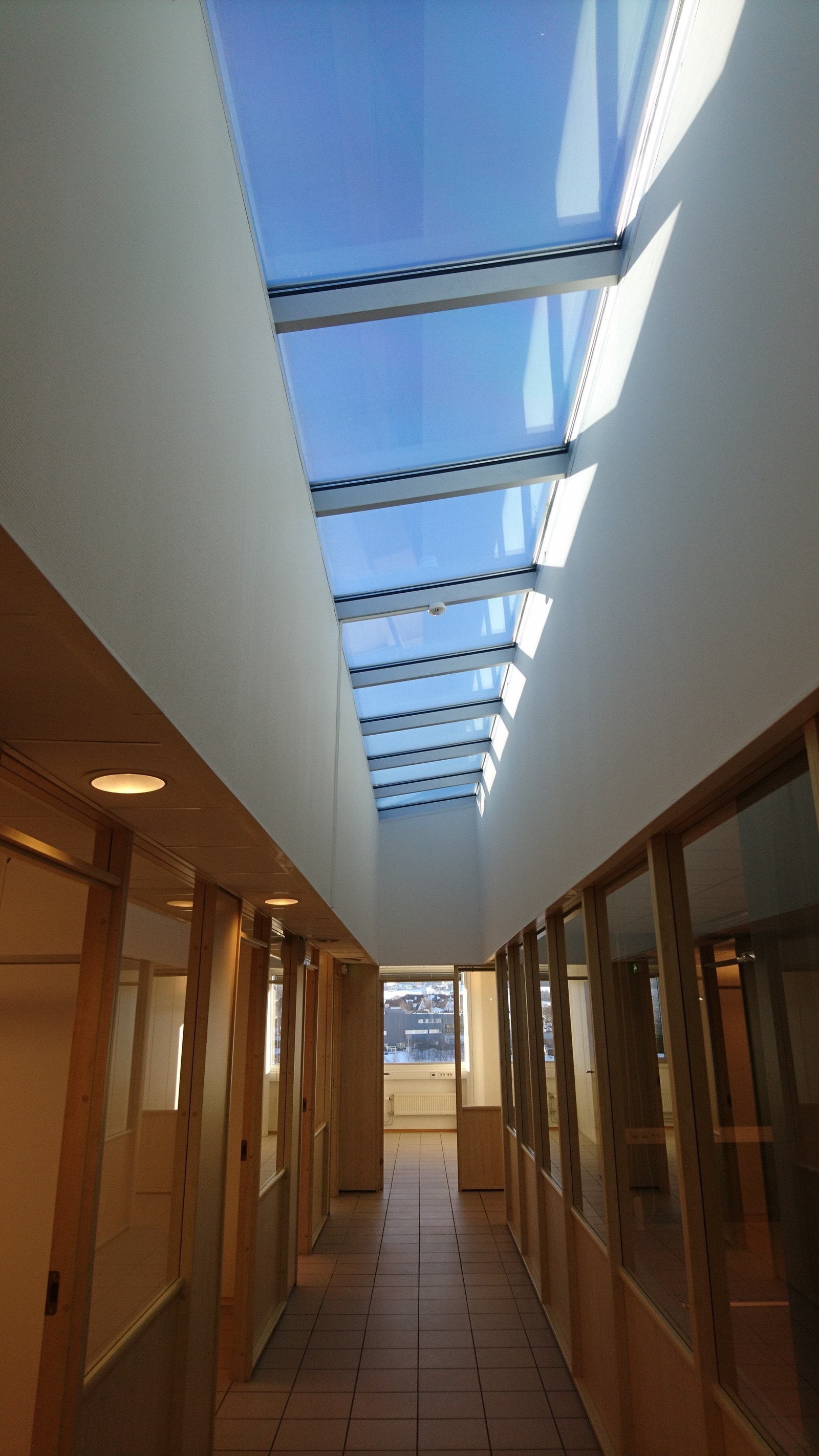 Overlys i gangareal mellom møterom og kontorer Galleribilde