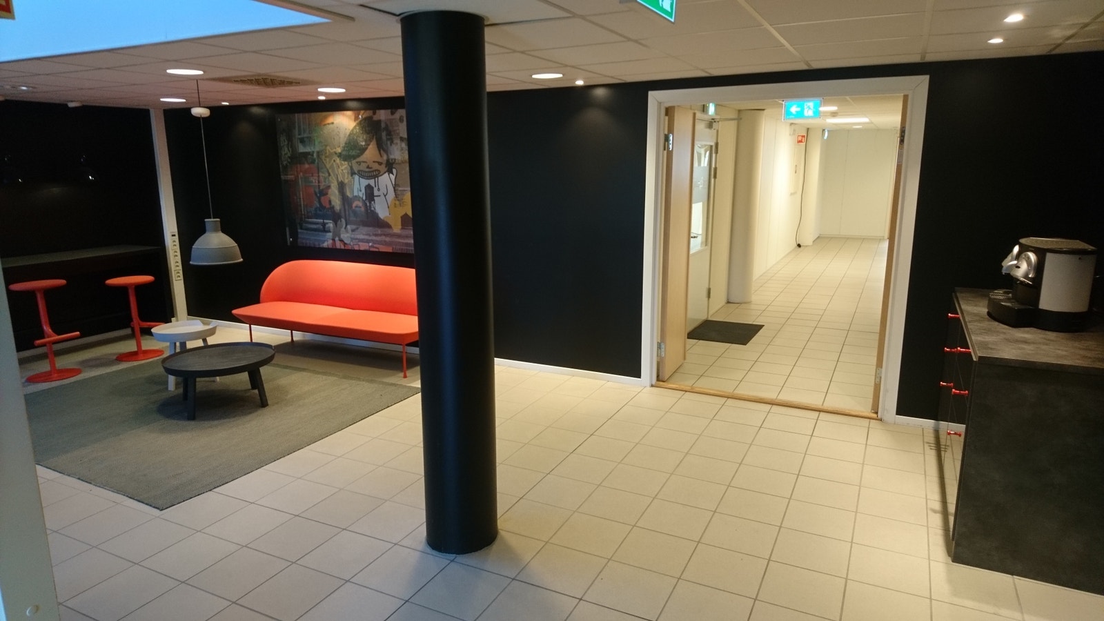 Inngang til lokalene via lounge Galleribilde