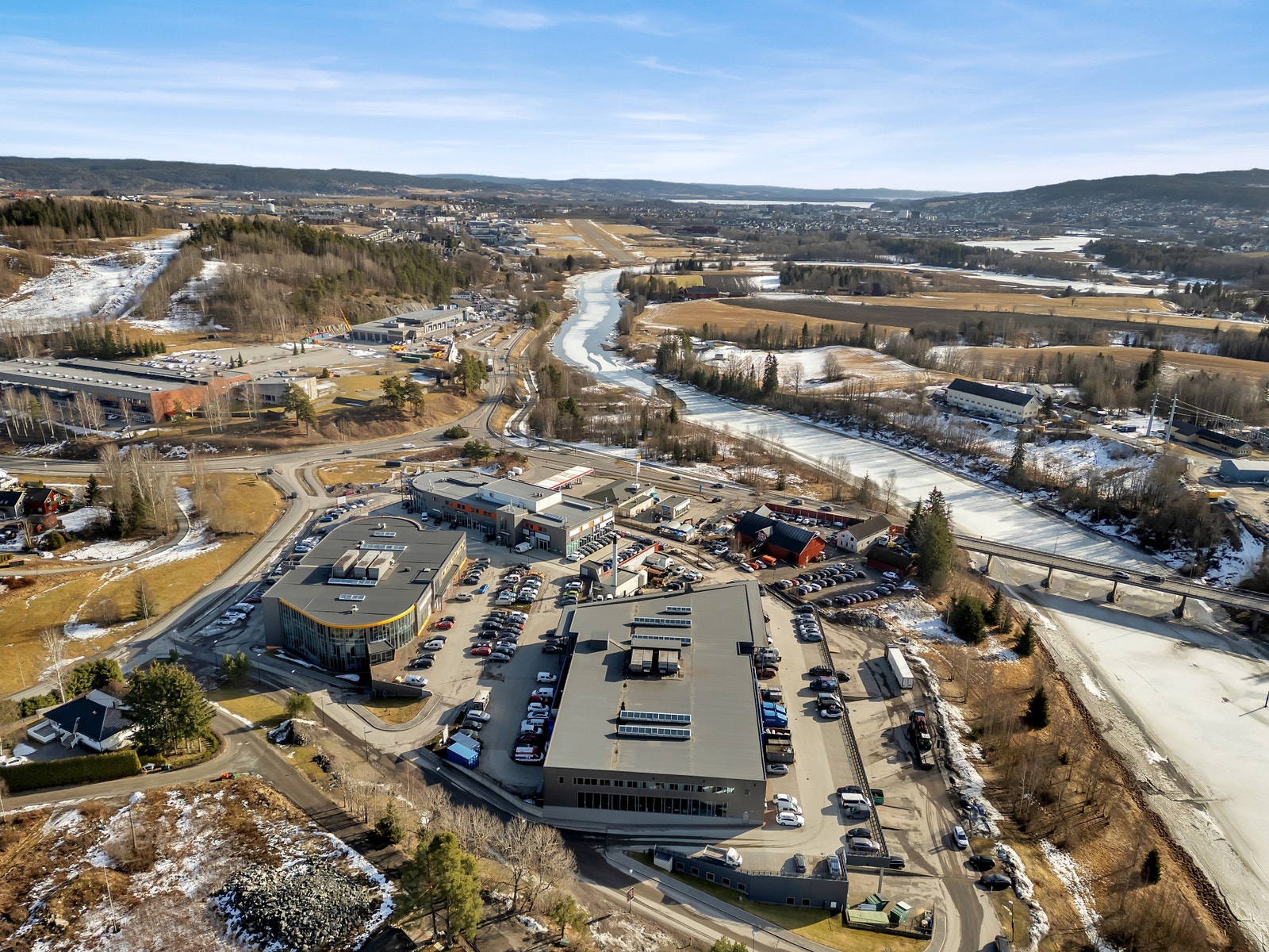 Lokalene ligger sentralt plassert med nærhet til det meste på et etablert næringsområde. Galleribilde
