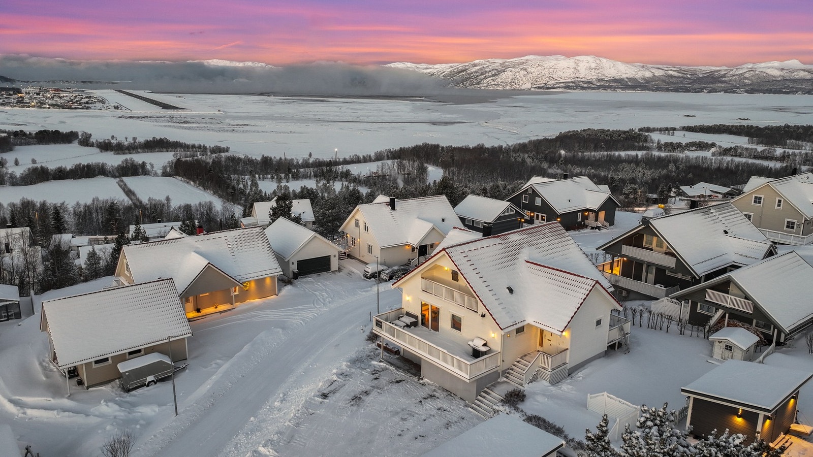En innbydende og flott enebolig med fantastisk utsikt og godkjent utleiedel. Galleribilde