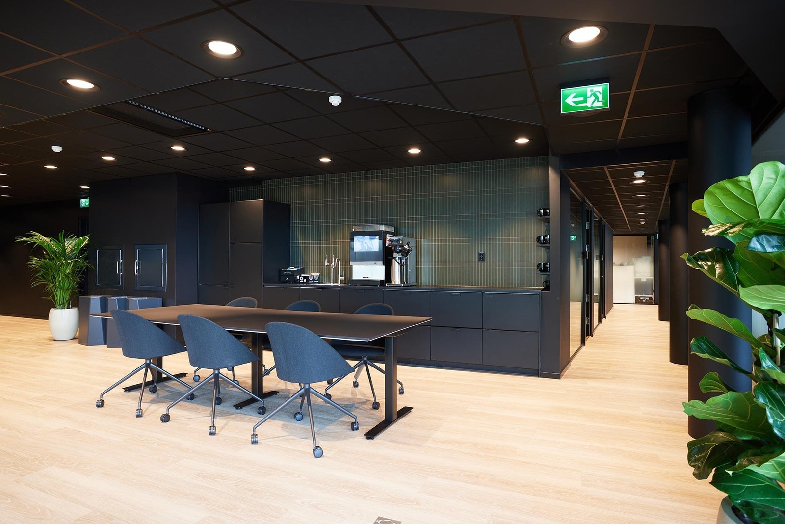 Det er kjøkkenfasiliteter med hyggelig spiseplass og gratis kaffe/te, og utsikt mot fjorden og Jernbanetorget. Galleribilde