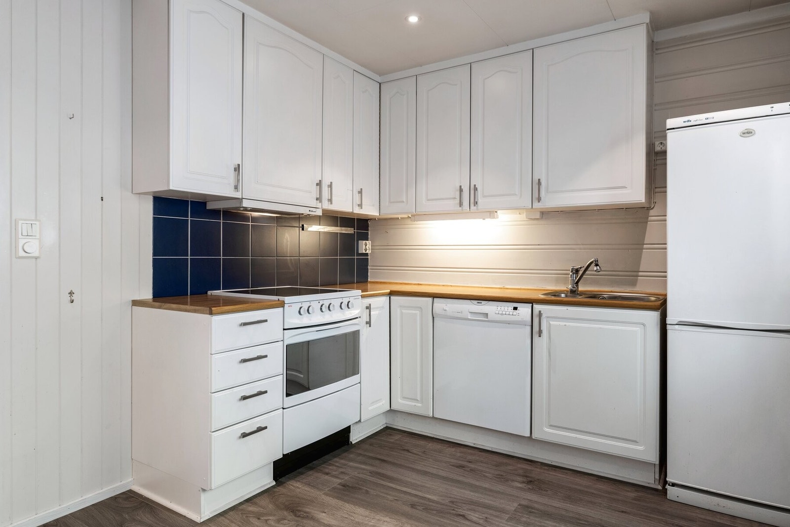 Separat kjøkken av god størrelse. Kjøkkeninnredning med profilerte fronter, laminat benkeplate og enkel oppvaskkum. Galleribilde