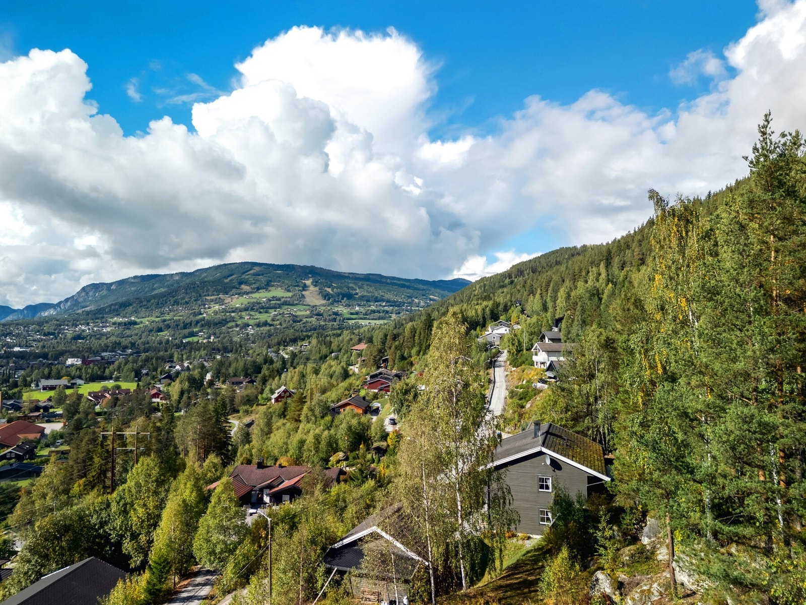 Eiendommen er beliggende i Robølevegen, ca. 1,5 km øst for Gol sentrum. Galleribilde