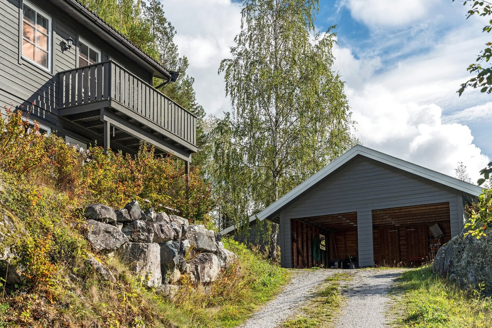 Felles garasje/carport med tilhørende bod. Galleribilde