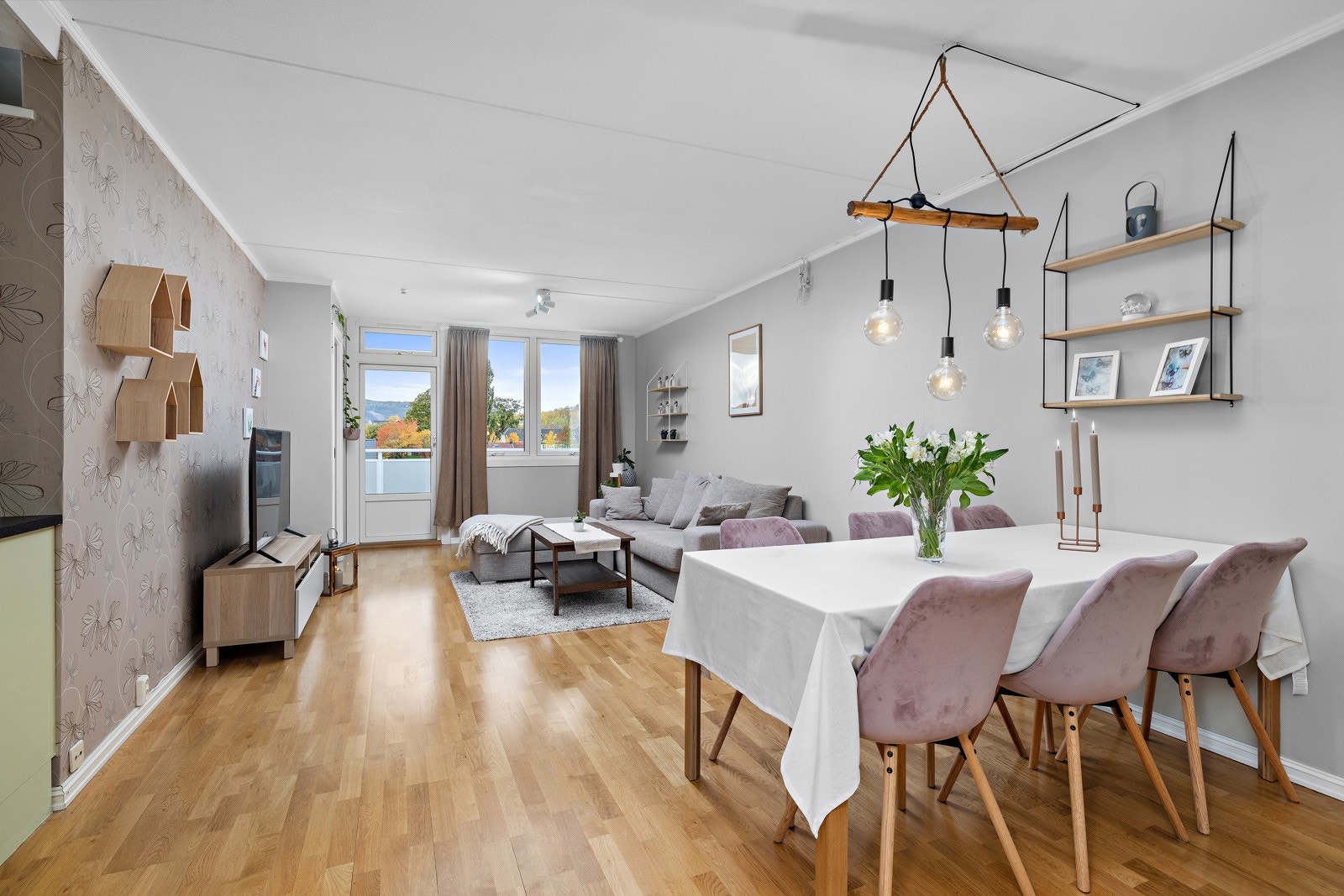 Lyst og hyggelig med fin utsikt fra stue og spisestue. Galleribilde