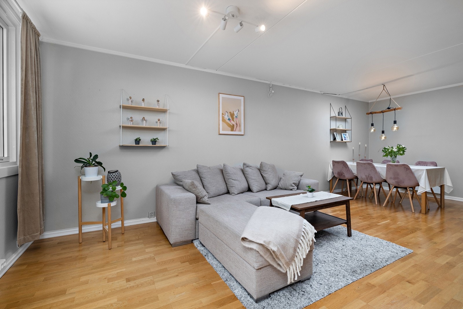 Det er plass til møblering av både sofagruppe og spisebord. Galleribilde