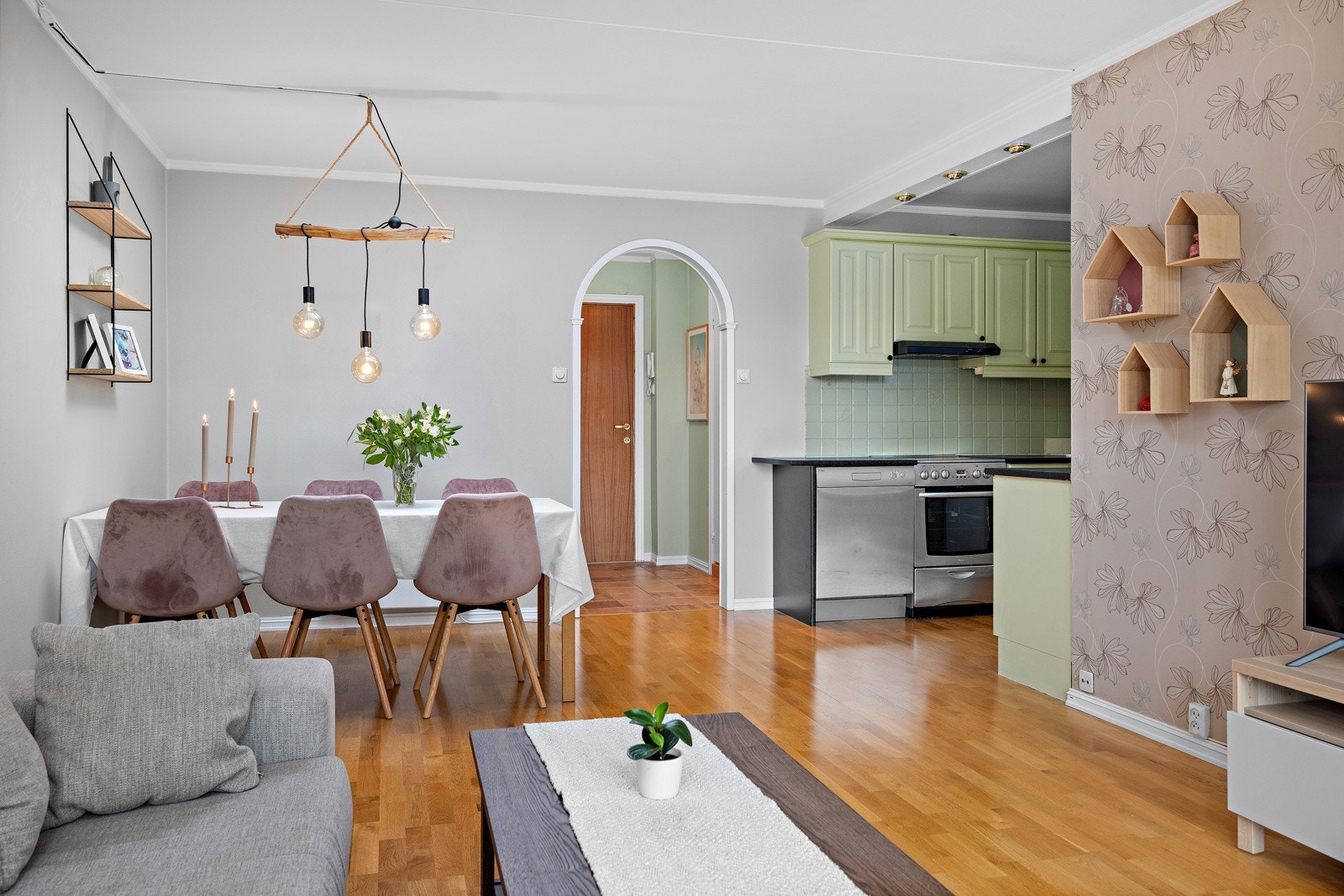 Kjøkken i åpen løsning og likevel i egen sone. Galleribilde