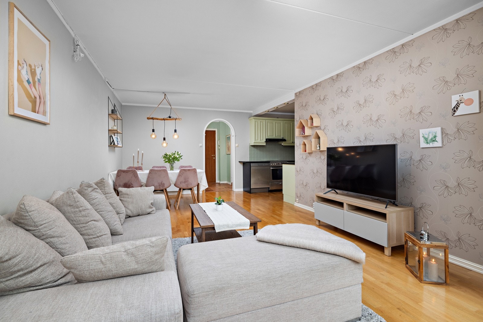 Stue, spisestue og kjøkken i åpen løsning. Galleribilde