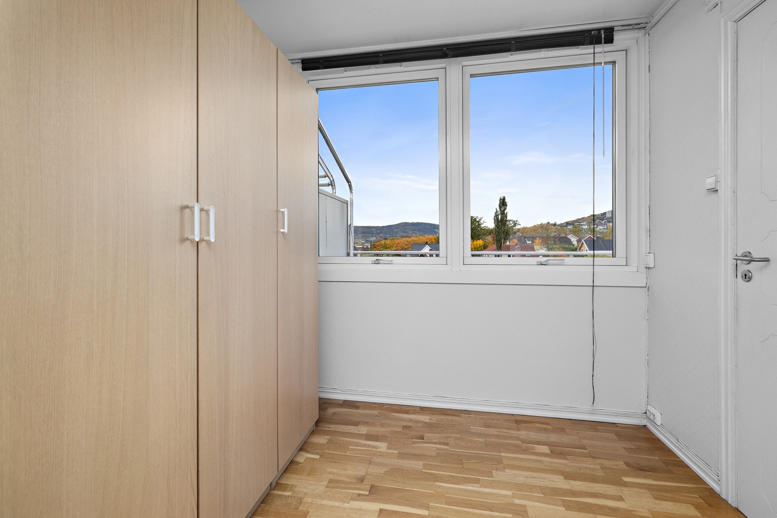 God oppbevaringsplass i stort skap. Naturlig lysinnslipp med fin utsikt, uten innsyn. Galleribilde