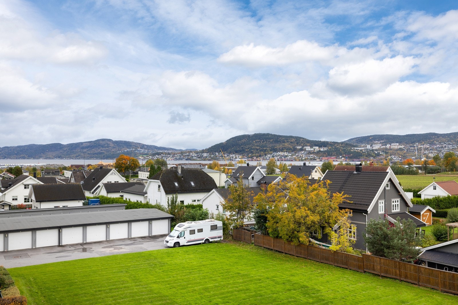 Utsyn mot fellesområdene i borettslaget. Galleribilde