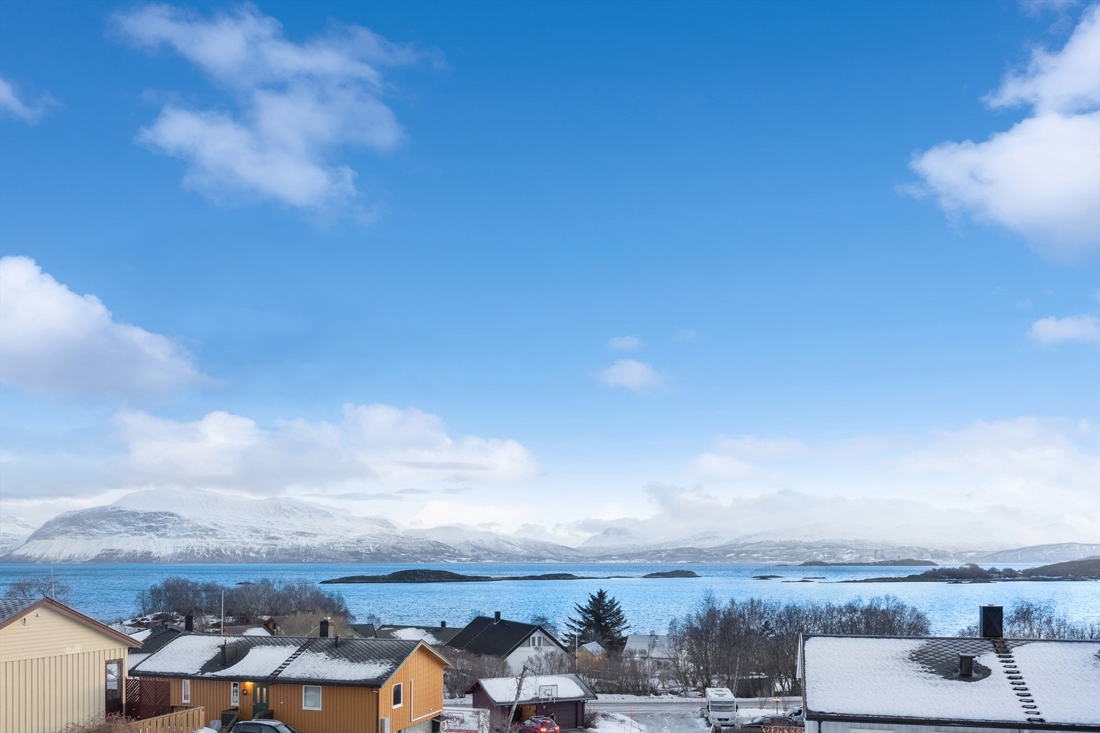 Her kommer man opp i høyden over hustankene og får en nydelig fjordutsikt. Galleribilde
