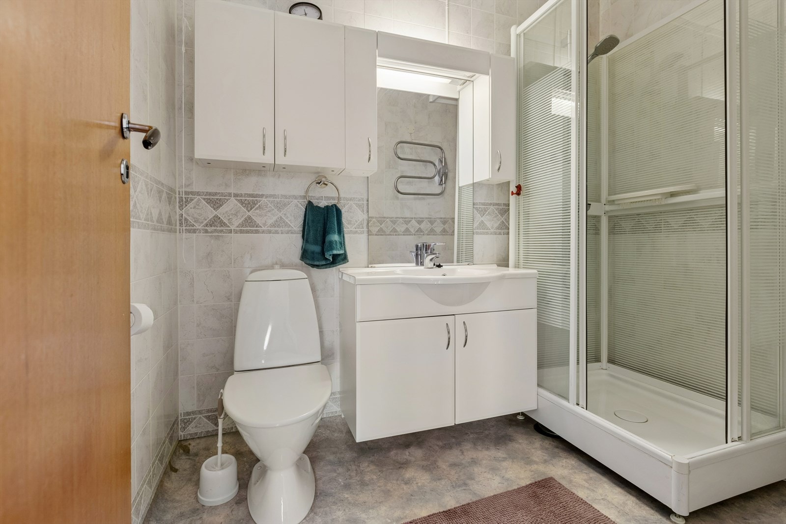 Flislagt bad. Leiligheten er andelsleilighet og det medfører derfor ingen dokumentavgift. Galleribilde