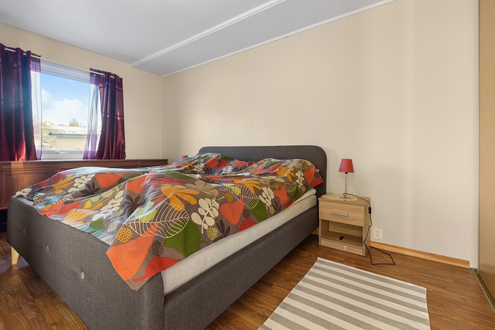 Leiligheten har to soverom. Dette er det største rommet og har god plass til dobbeltseng og tilhørende møblementer. Galleribilde