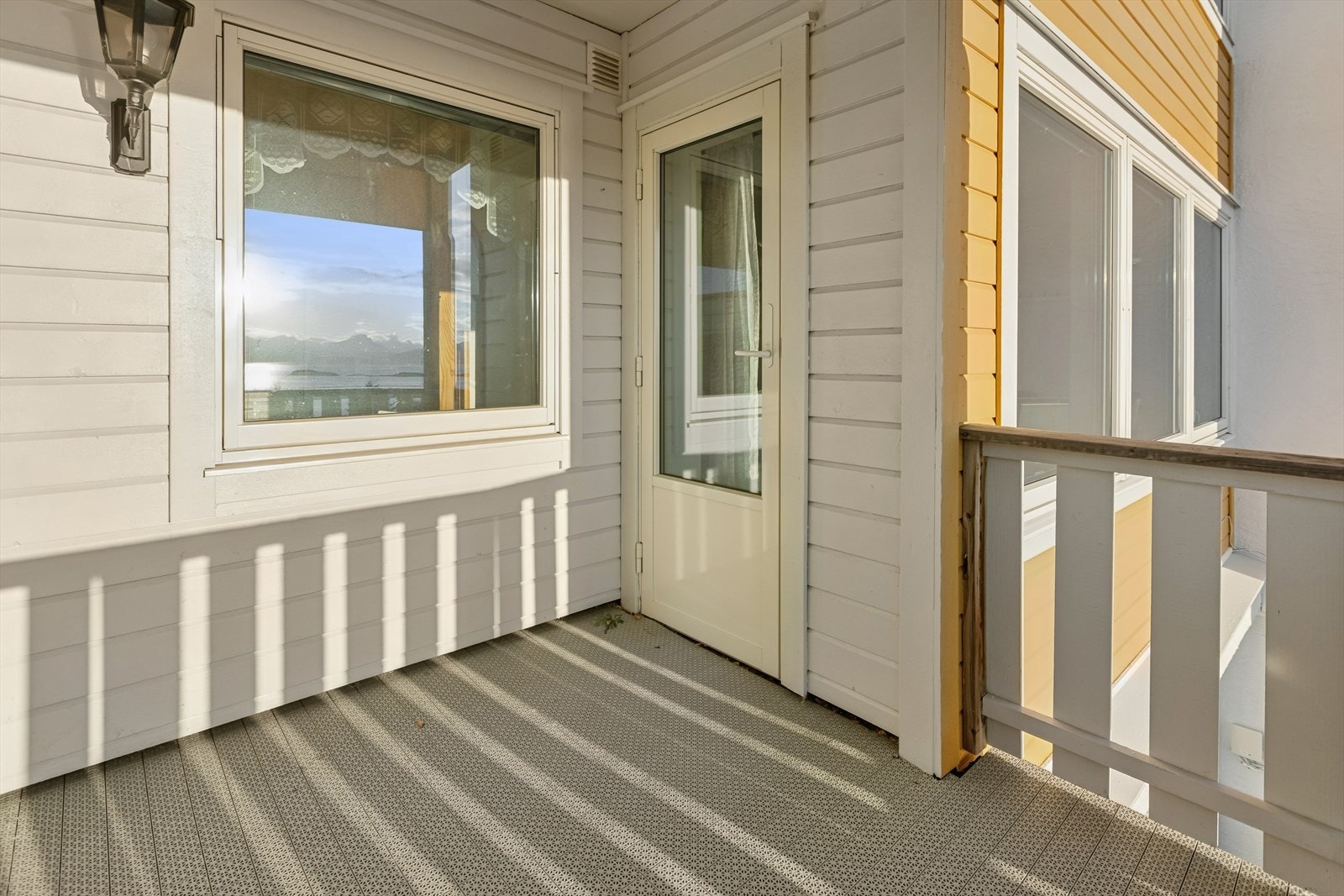 Verandaen har plass til både sittegruppe og andre utemøbler. Galleribilde