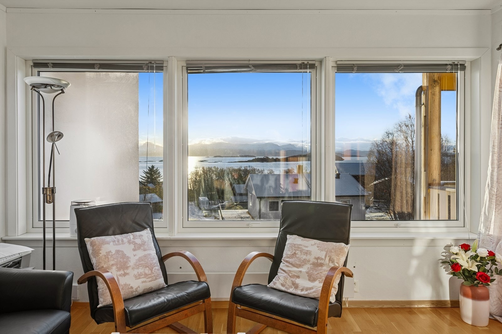 Her får du kort avstand til blant annet gode kollektivforbindelser, skoler, barnehager og Amfi Kanebogen som har et bredt utvalg av butikker og kaféer. Galleribilde