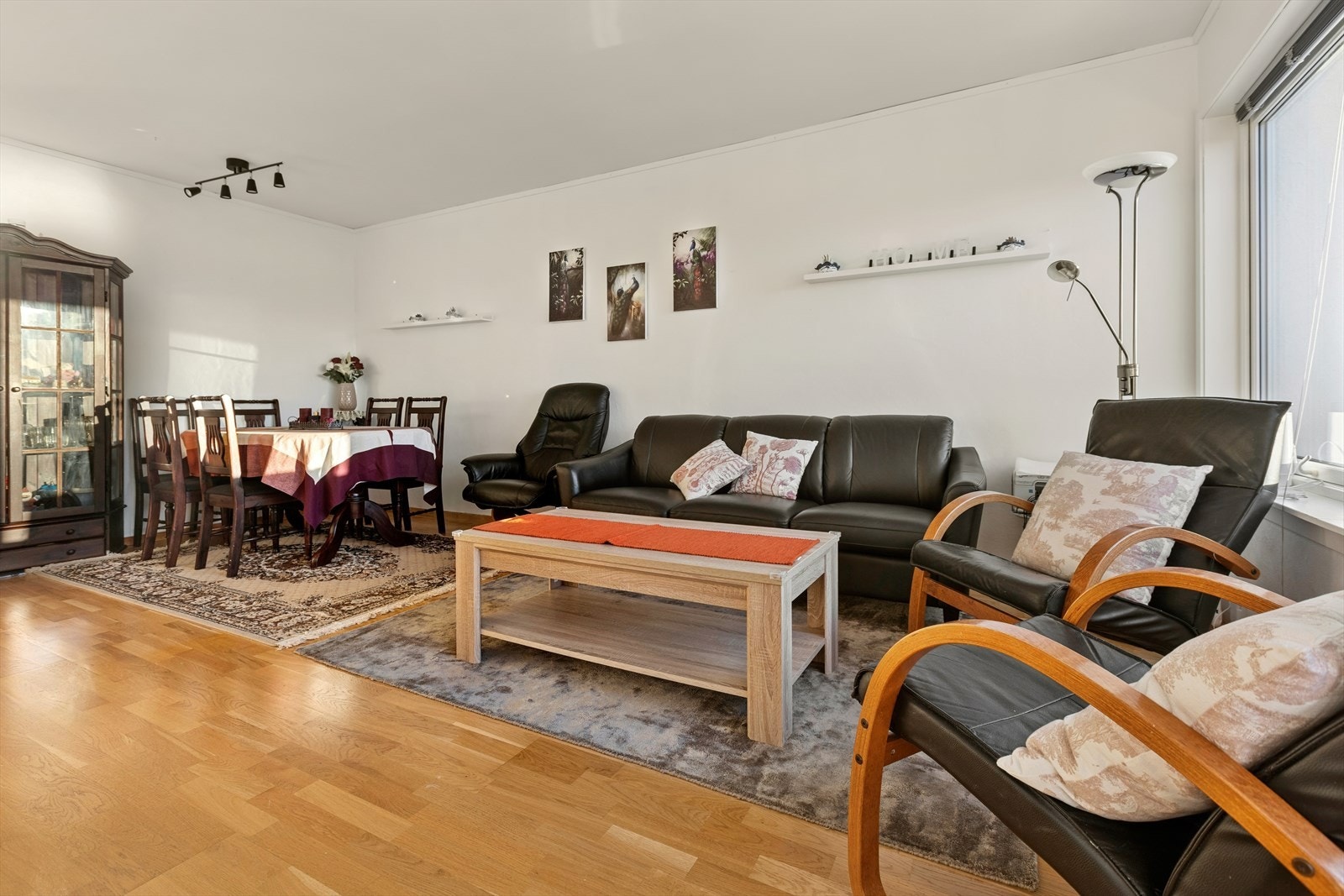 Her får man en romslig stue med flere møbleringsmuligheter i ulike soner. Leiligheten disponerer to eksterne boder for ekstra oppbevaring. Én privat og én felles. Galleribilde