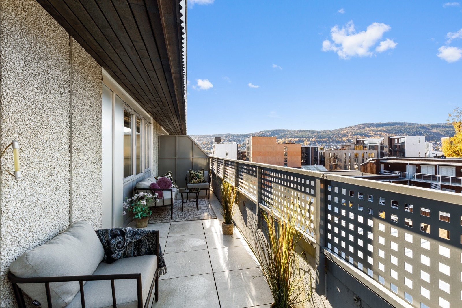 Terrassen er på hele 24 kvm Galleribilde