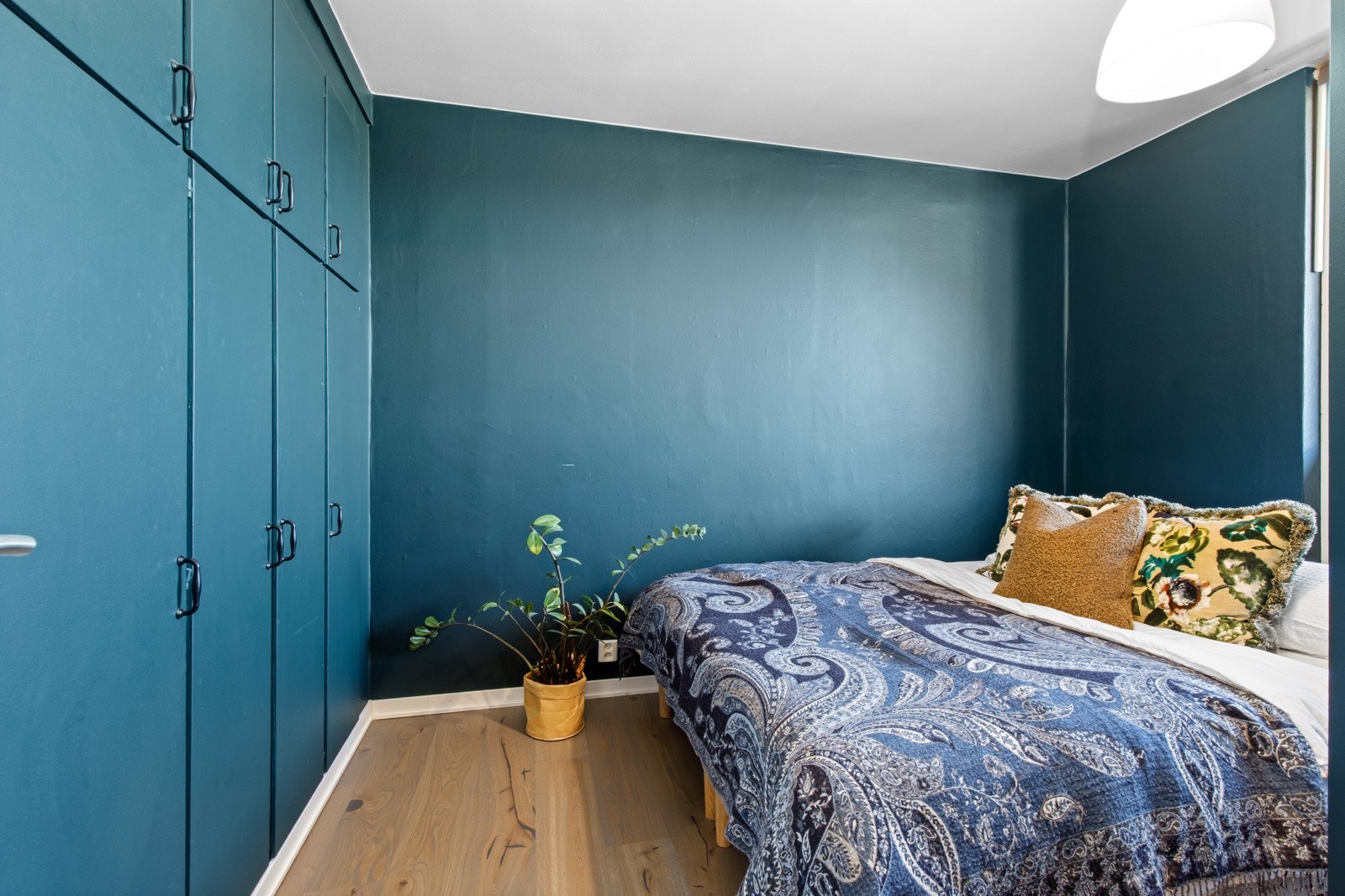 Garderobeskap på en hel vegg Galleribilde