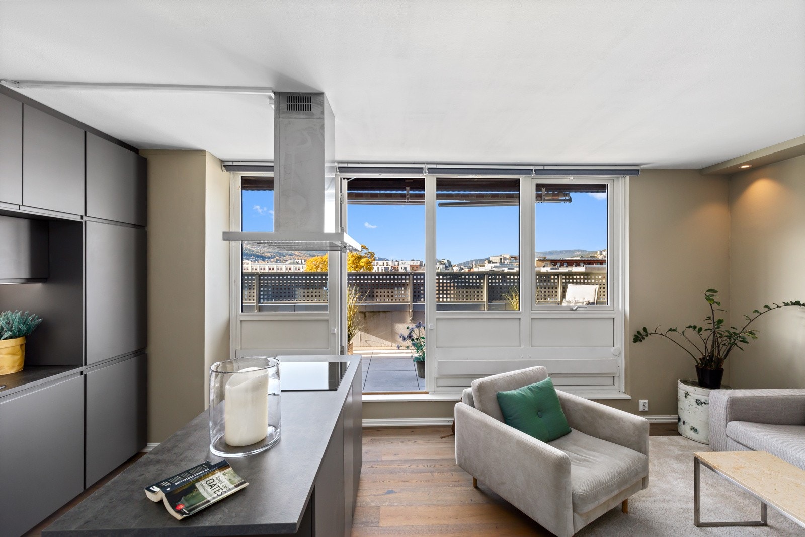 Store vinduer mot takterrassen Galleribilde