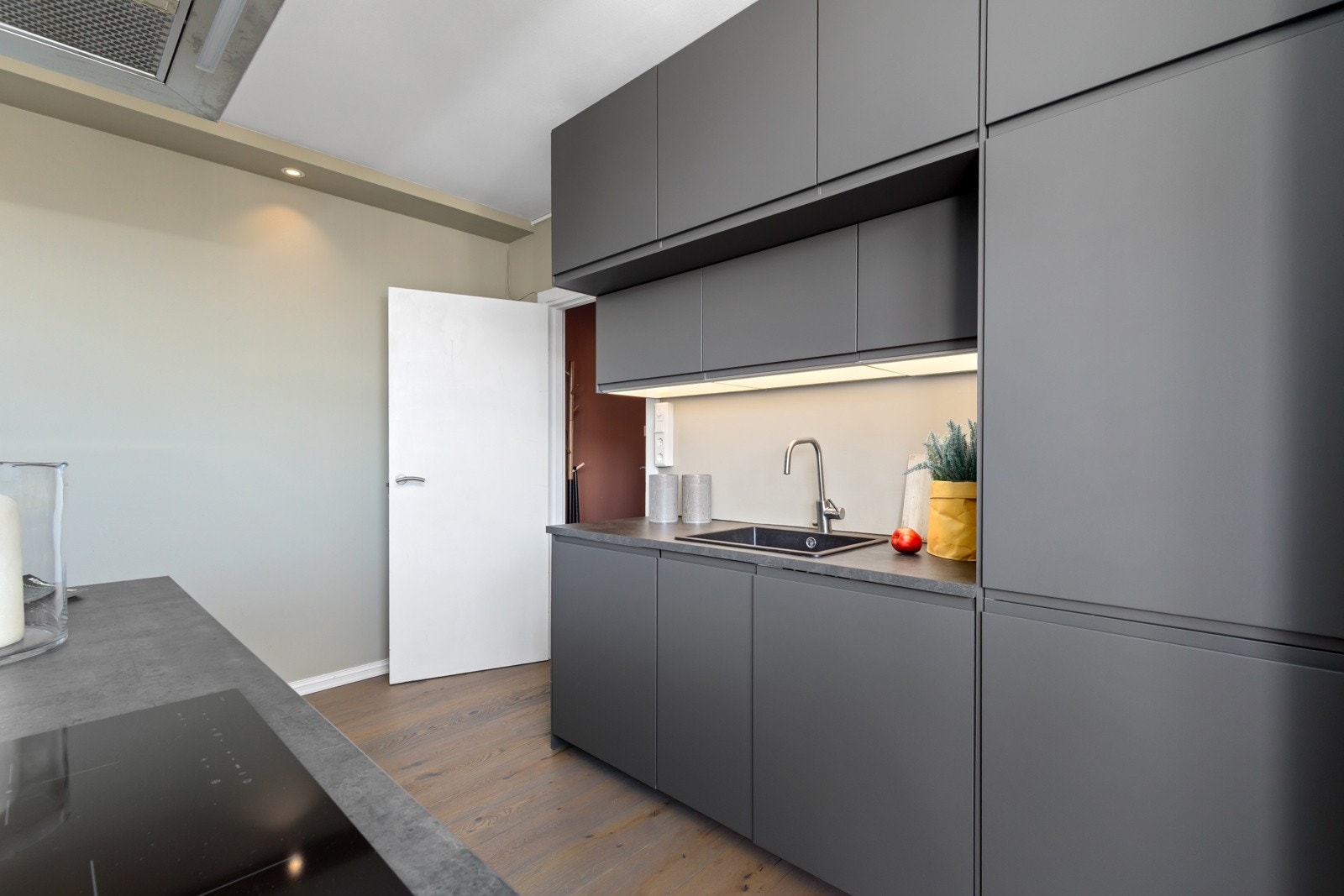 Kjøkkeninnredningen er satt inn i 2023 Galleribilde