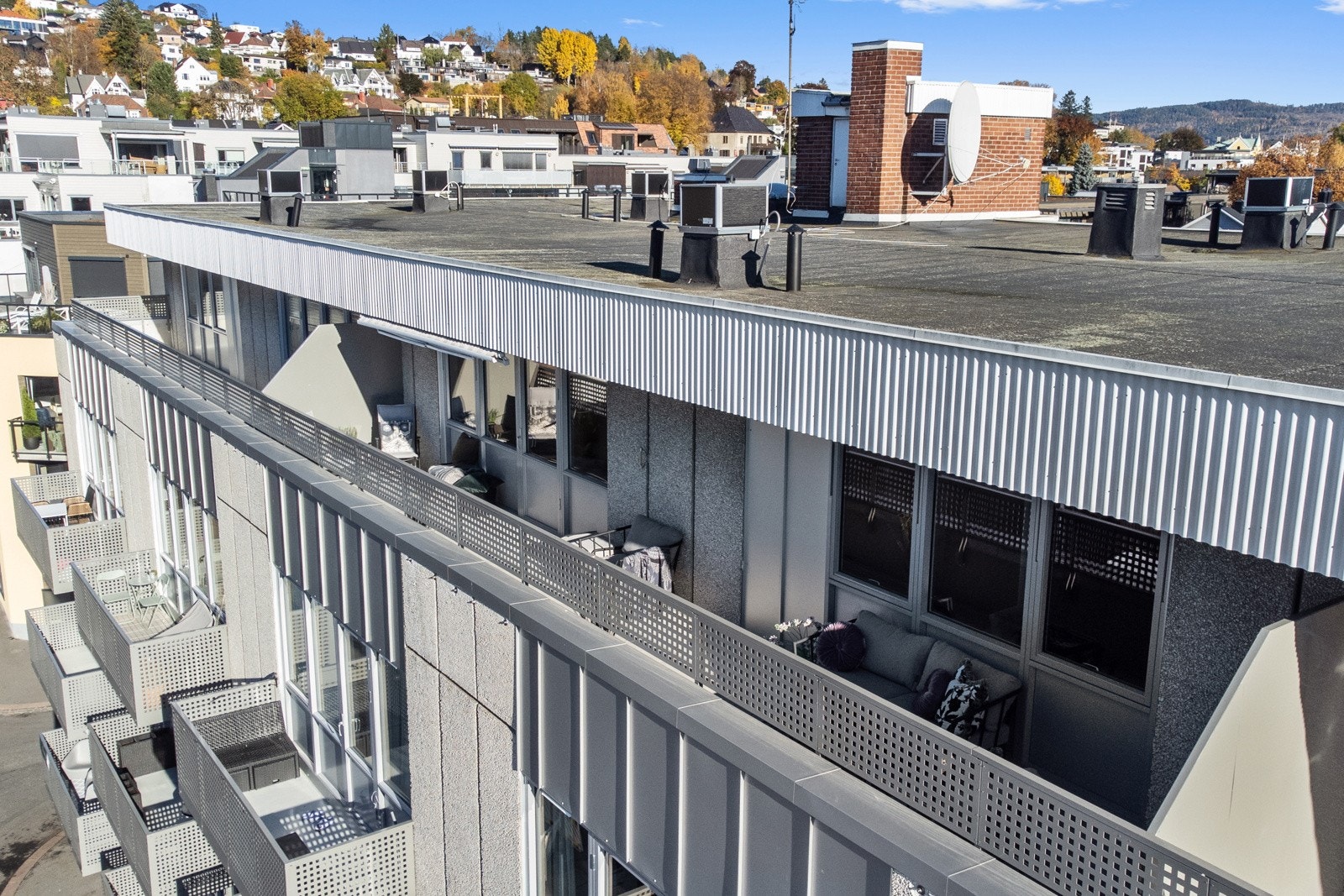 Dronefoto som viser terrassen i hele dens lengde Galleribilde