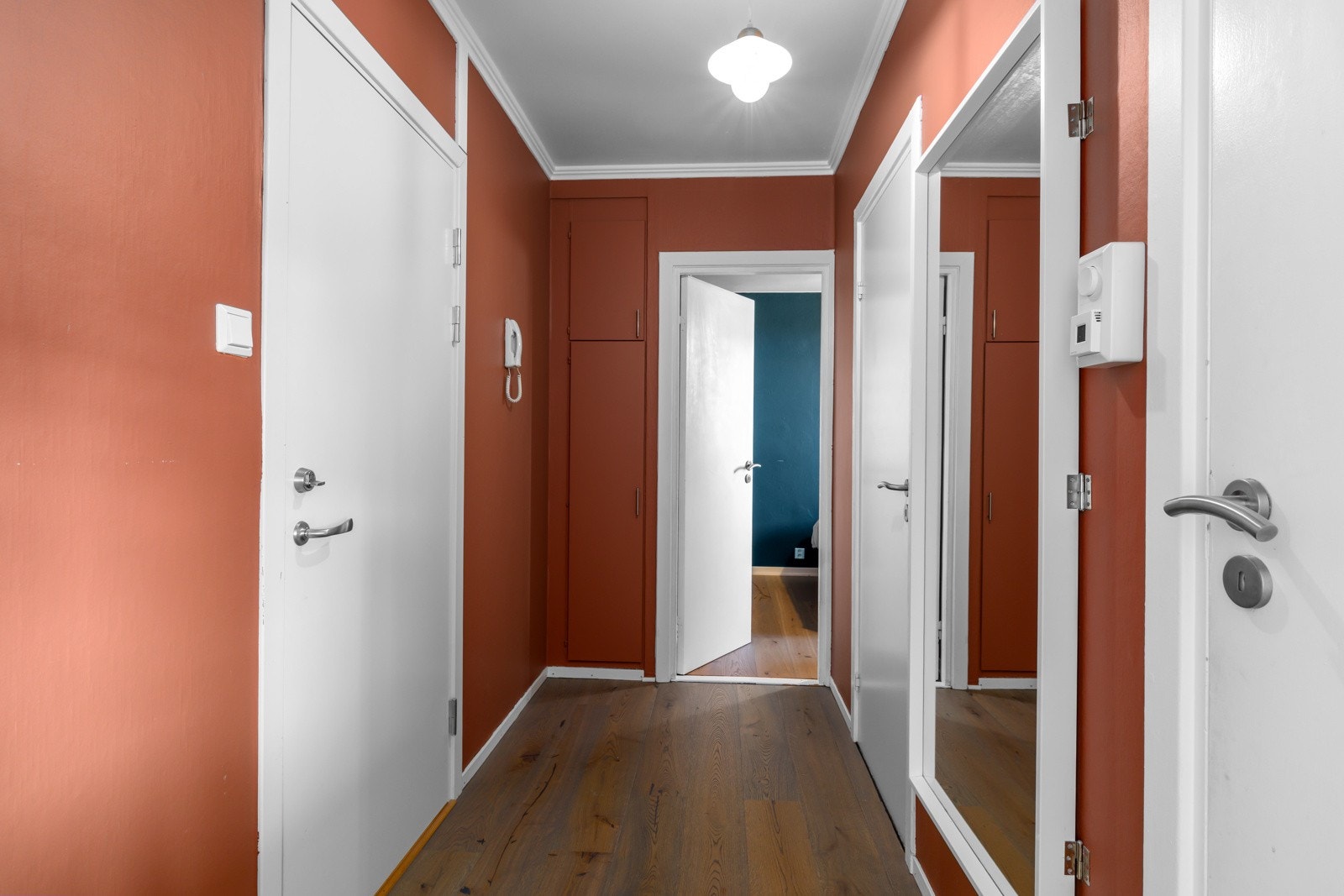 I entréen er det skap og plass til å henge av seg klær Galleribilde