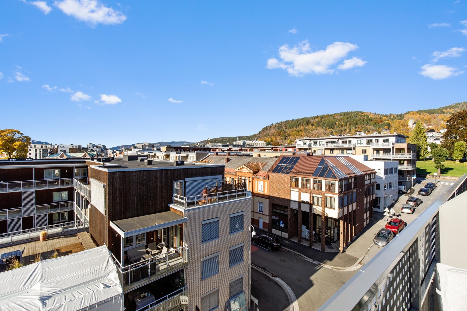 Utsikt over byens tak oppover mot Bragernesåsen og Solbergåsen Galleribilde