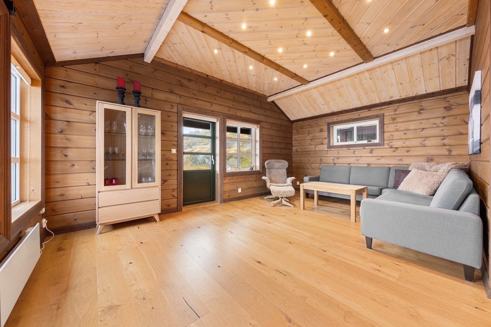 Fra stuen er det direkte utgang til en romslig balkong med plass til utemøblement. Galleribilde