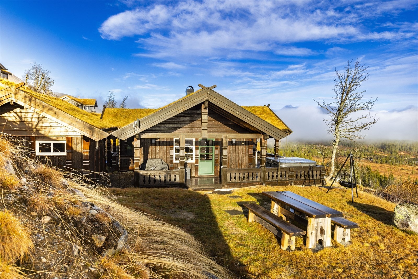 Hytta har en romslig terrasse med god plass til utemøblement. Galleribilde