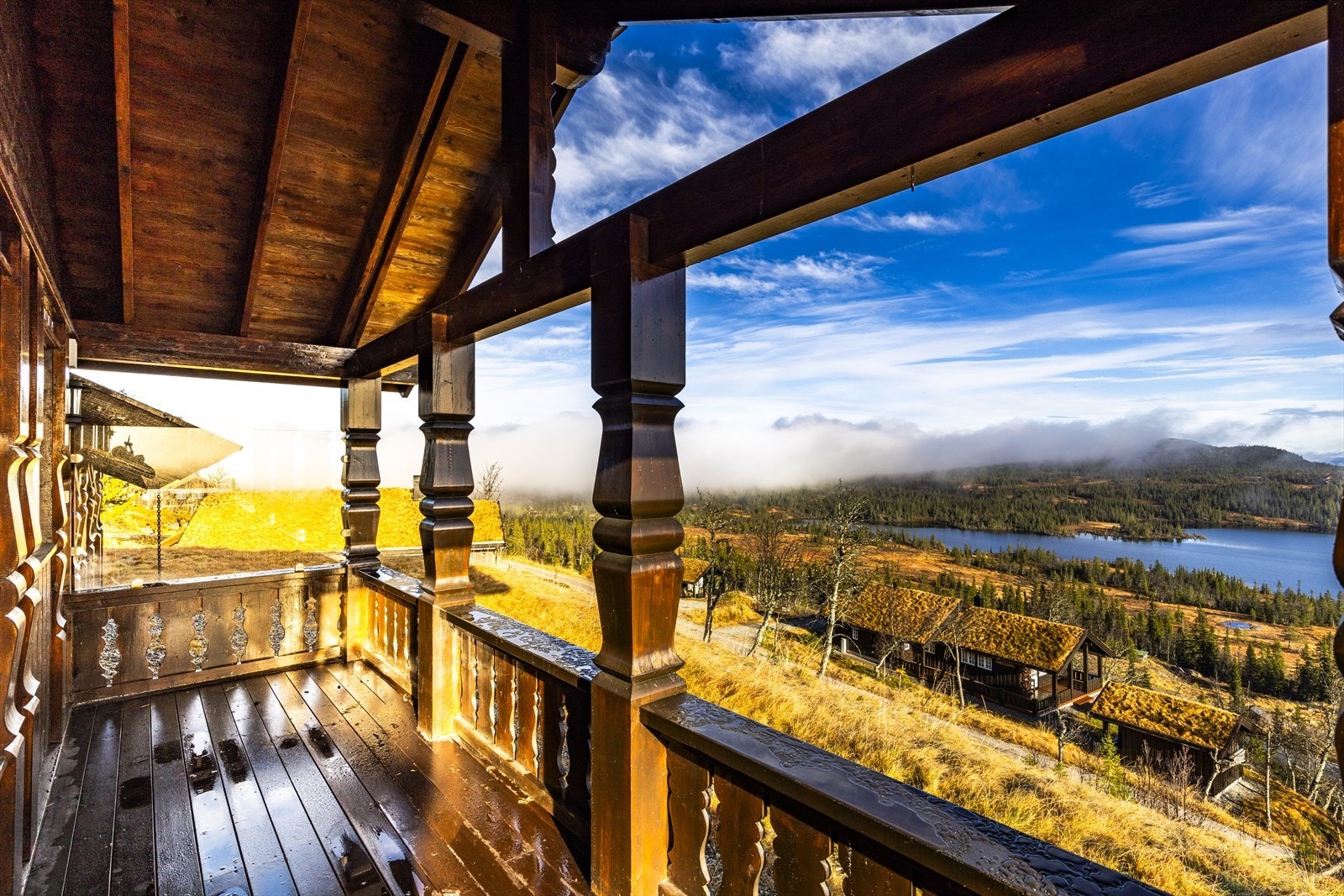 Fra terrassen er det fin utsikt mot grøntområdene og vannet. Galleribilde