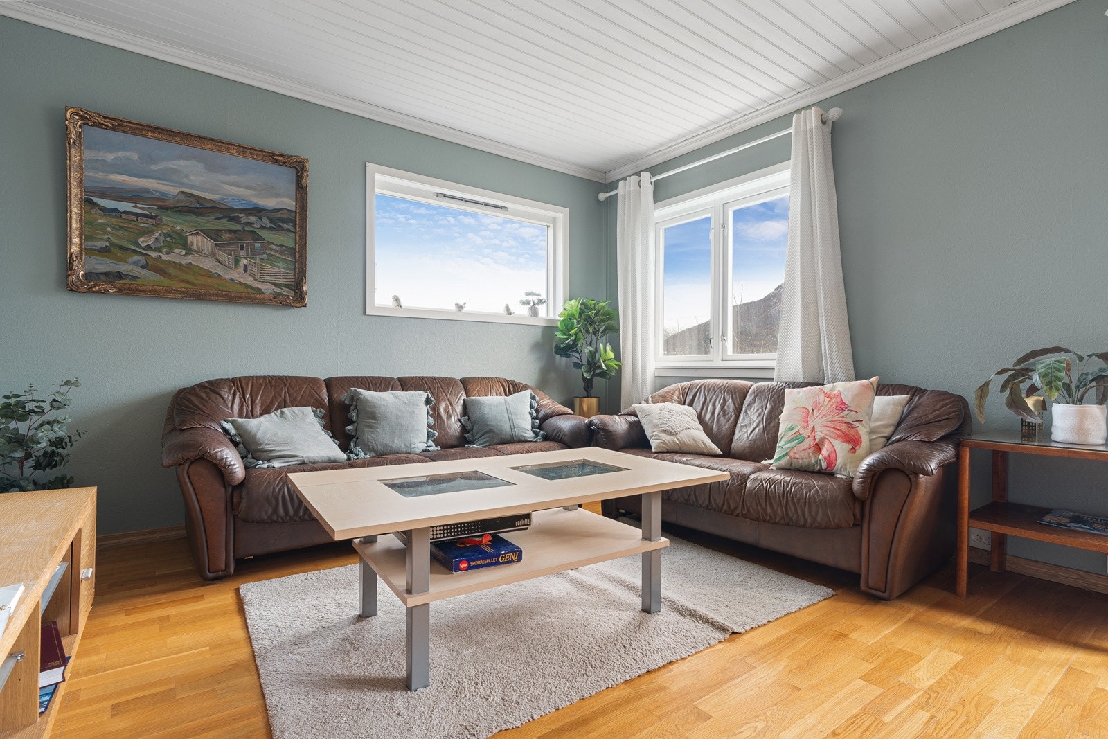 Boligen byr på en innholdsrik planløsning. Stue med fin utsikt og utgang til veranda.