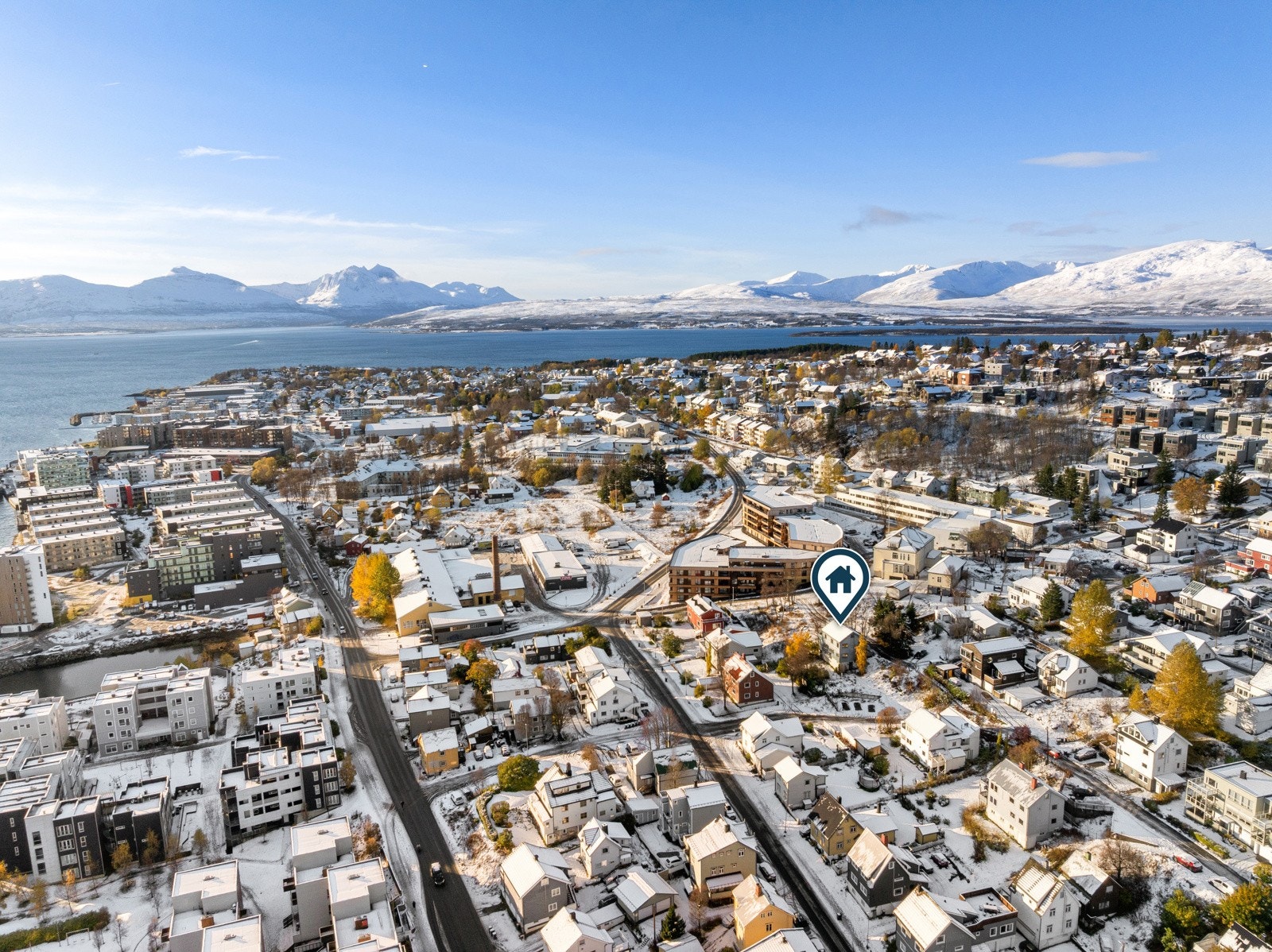 Romslig enebolig over fire plan med parkering og sentral beliggenhet i rolig gate.