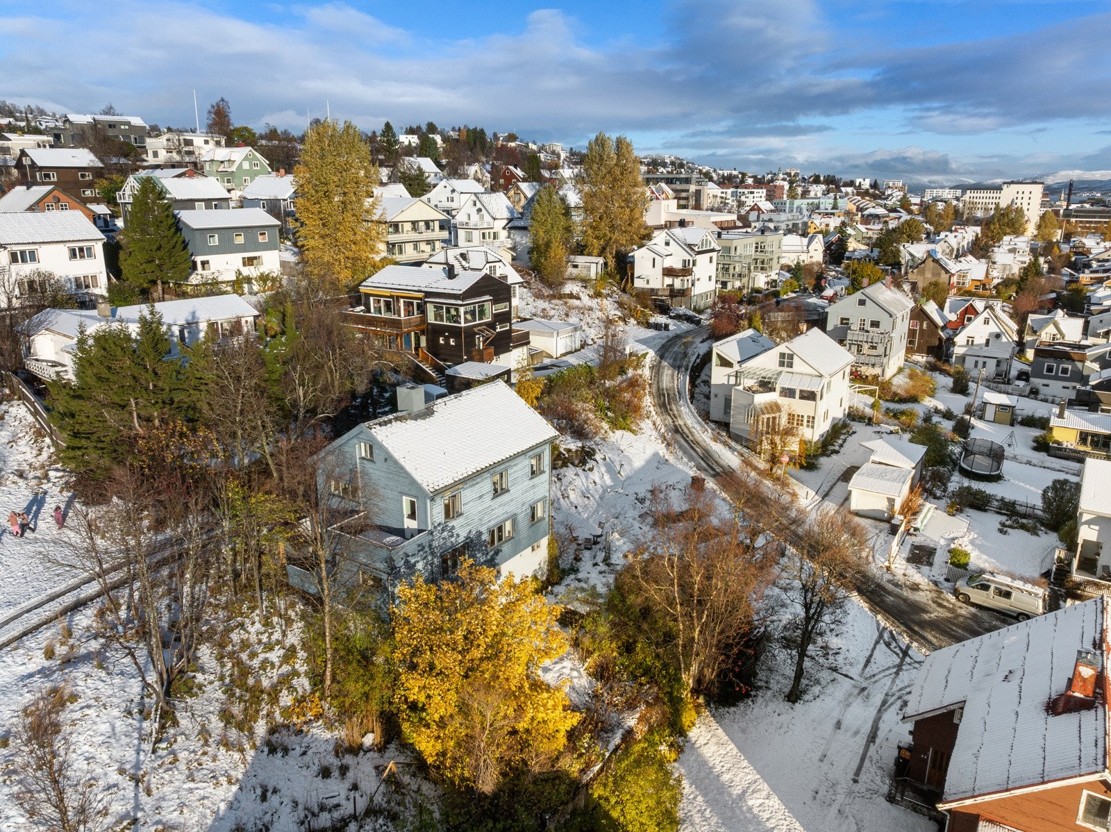 Det er kort vei til sentrum med diverse forretninger, bademuligheter og fasiliteter!